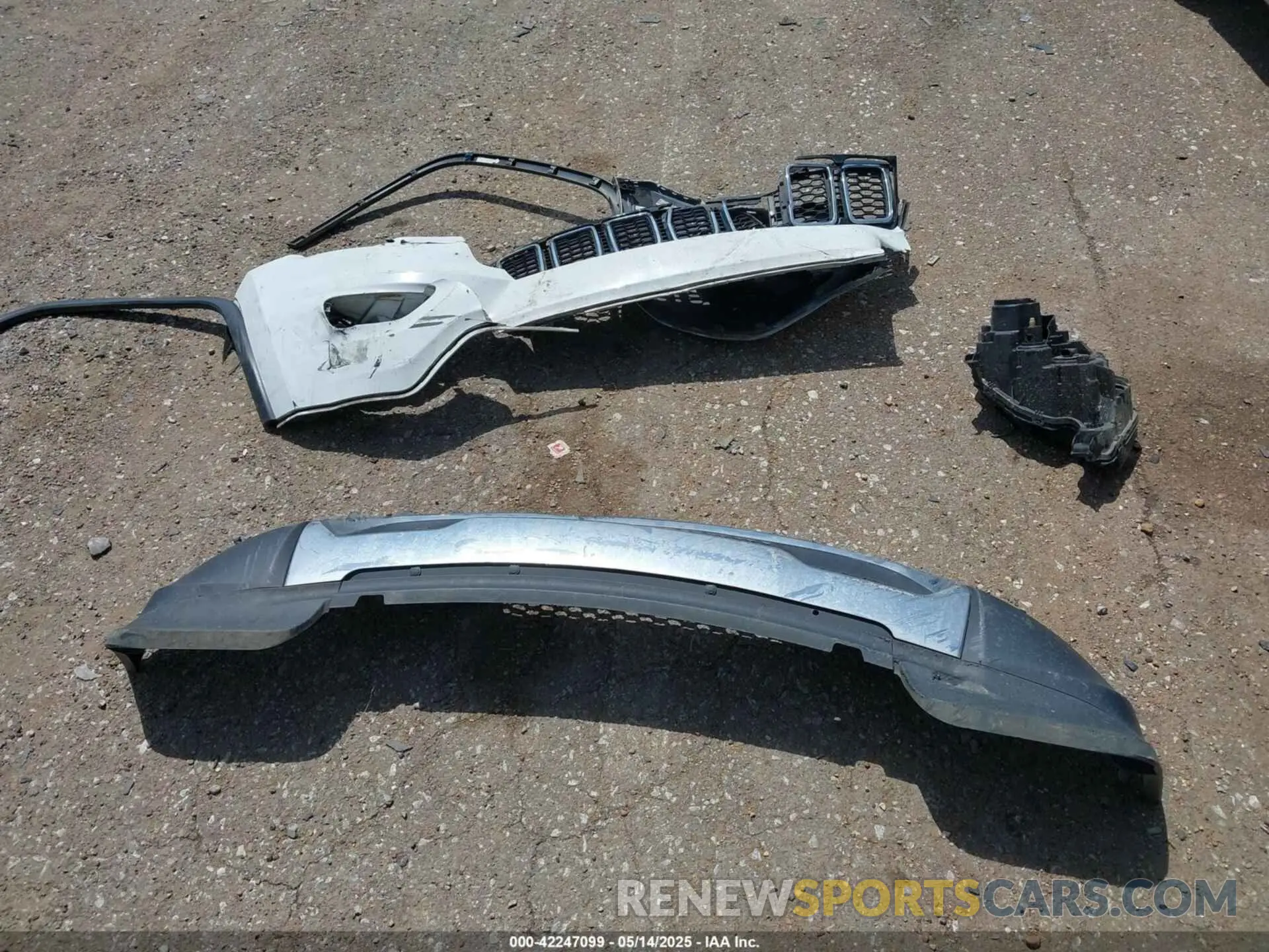 11 Photograph of a damaged car 1C4RJEBG8KC572978 JEEP GRAND CHEROKEE 2019