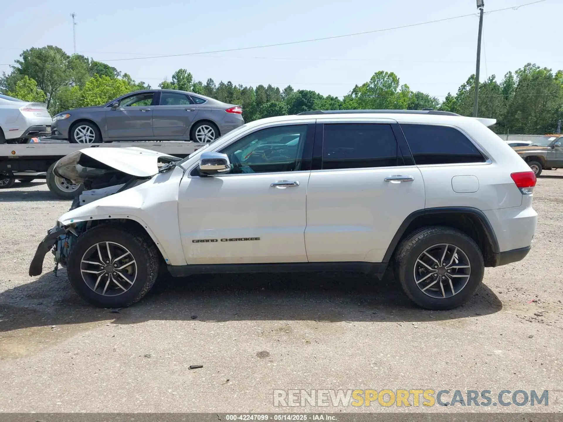 14 Photograph of a damaged car 1C4RJEBG8KC572978 JEEP GRAND CHEROKEE 2019
