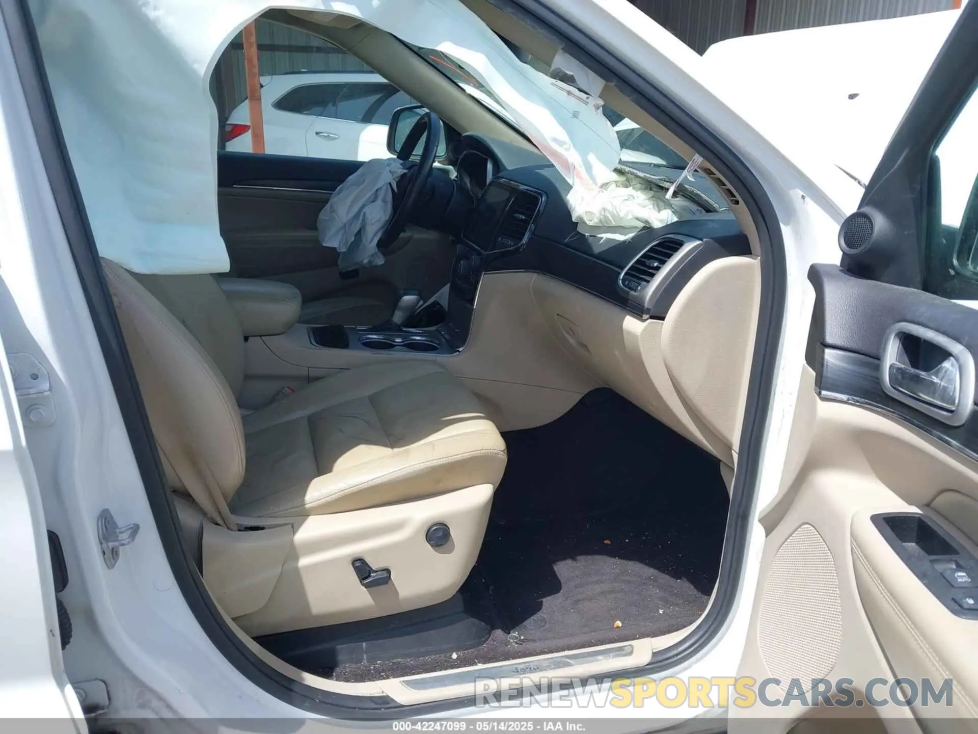 5 Photograph of a damaged car 1C4RJEBG8KC572978 JEEP GRAND CHEROKEE 2019