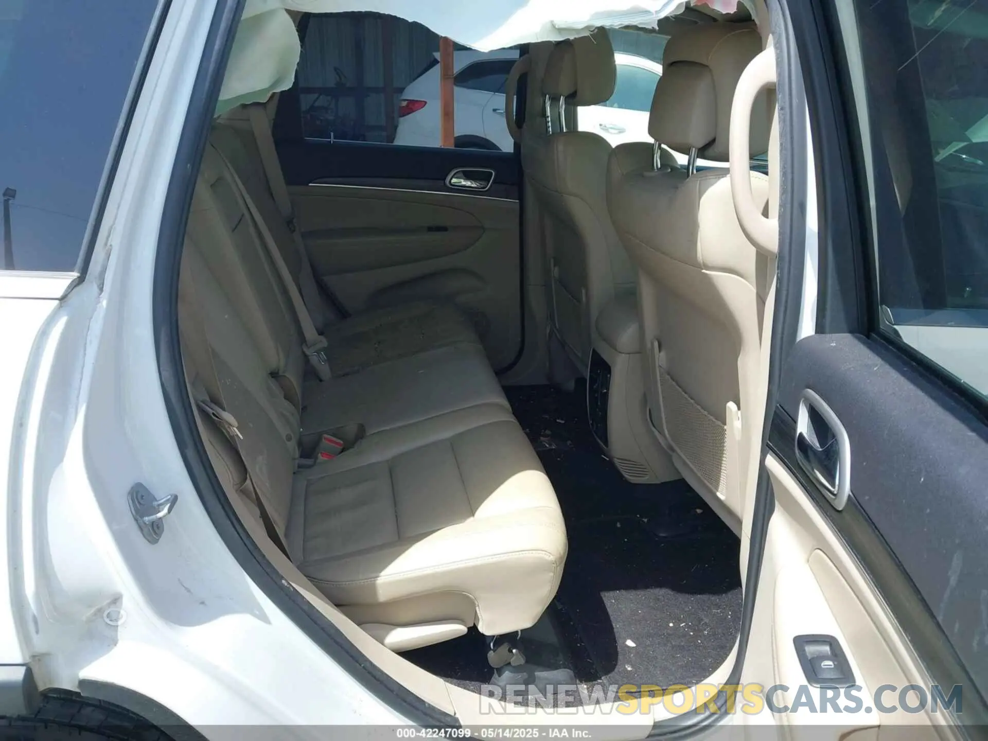 8 Photograph of a damaged car 1C4RJEBG8KC572978 JEEP GRAND CHEROKEE 2019