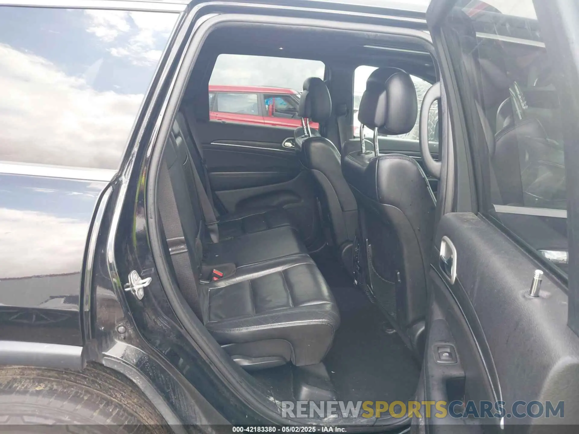 8 Photograph of a damaged car 1C4RJEBG8KC662311 JEEP GRAND CHEROKEE 2019