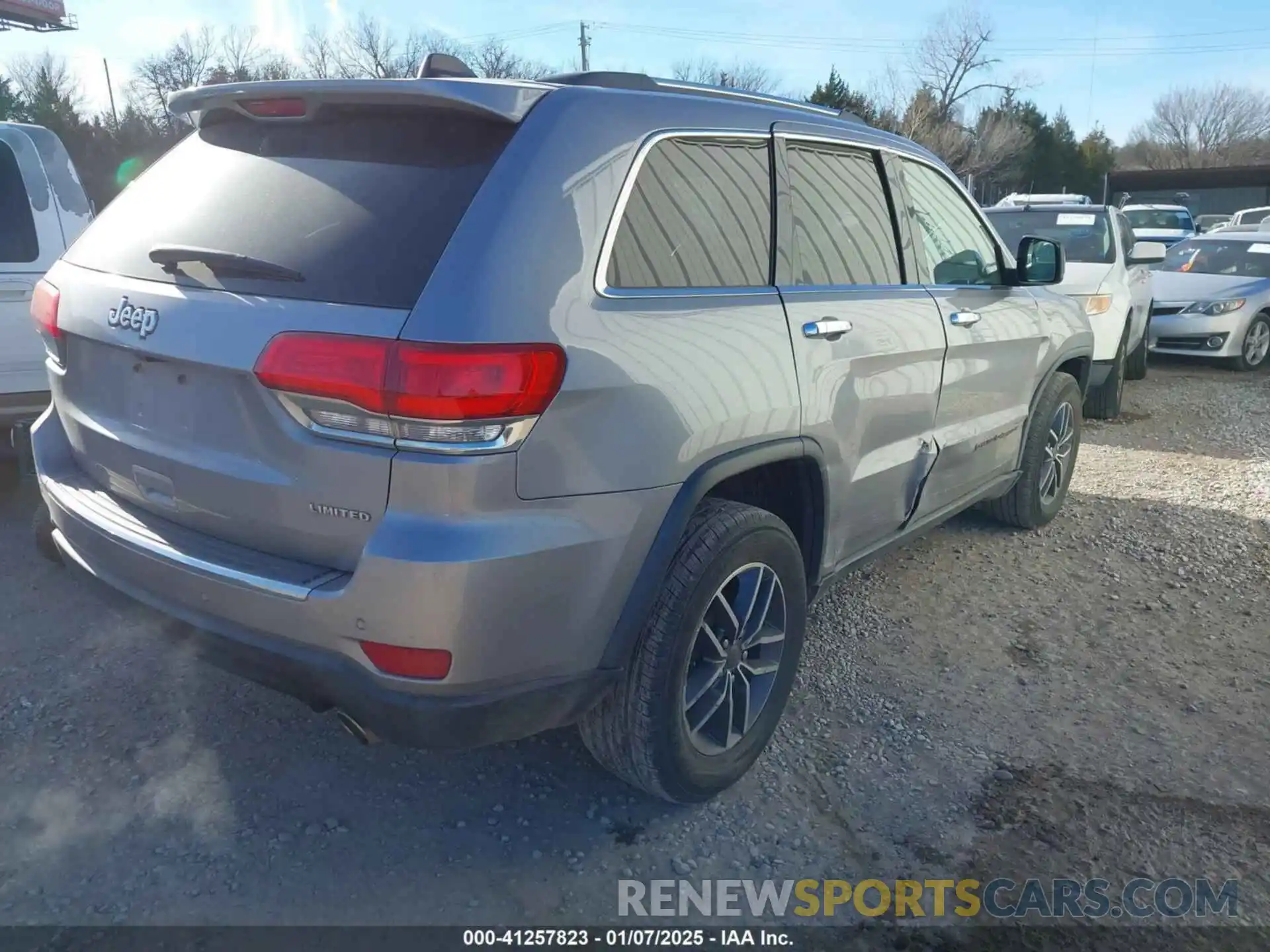 4 Photograph of a damaged car 1C4RJEBG8KC672286 JEEP GRAND CHEROKEE 2019