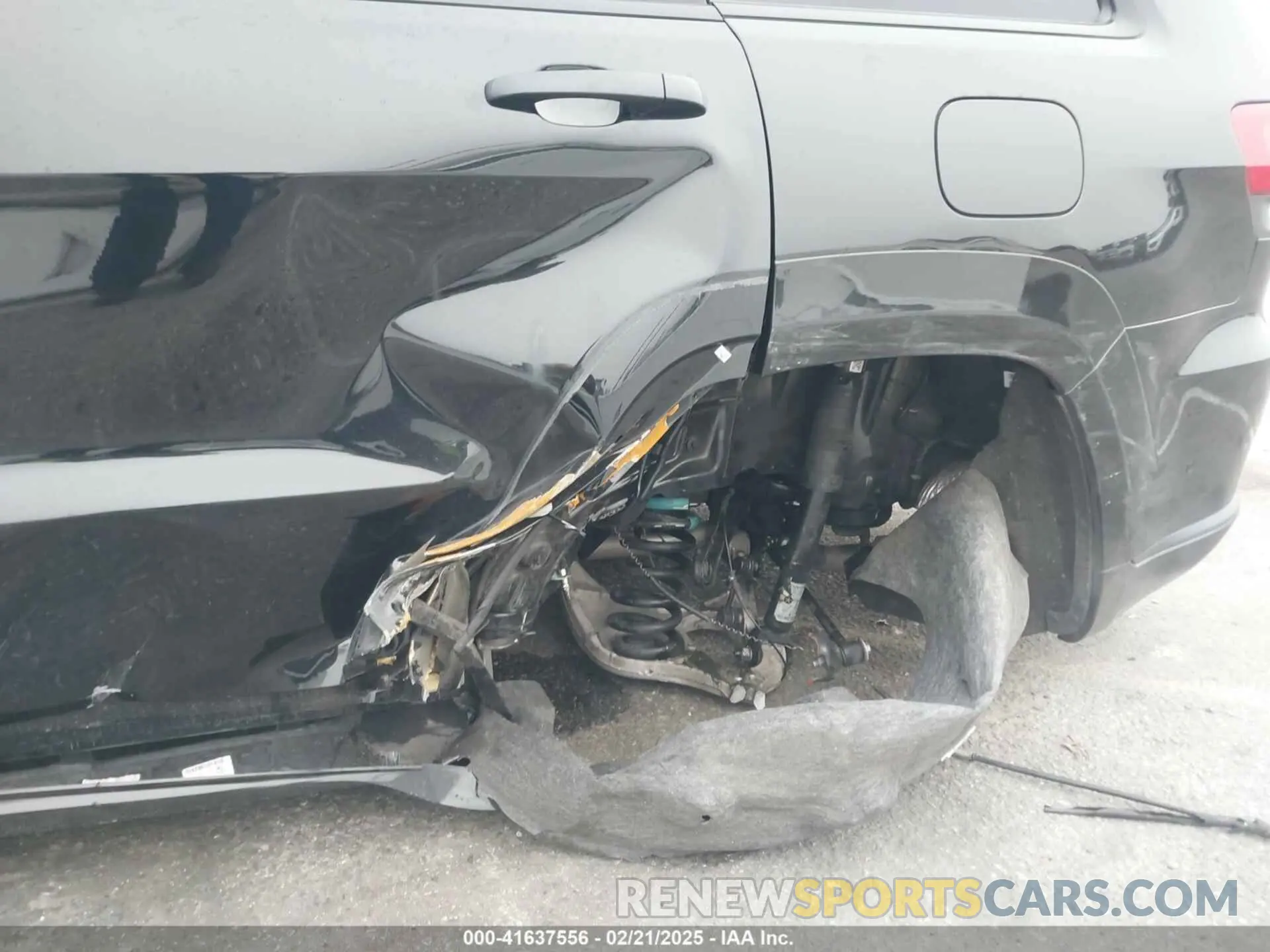 17 Photograph of a damaged car 1C4RJEBG8KC672823 JEEP GRAND CHEROKEE 2019