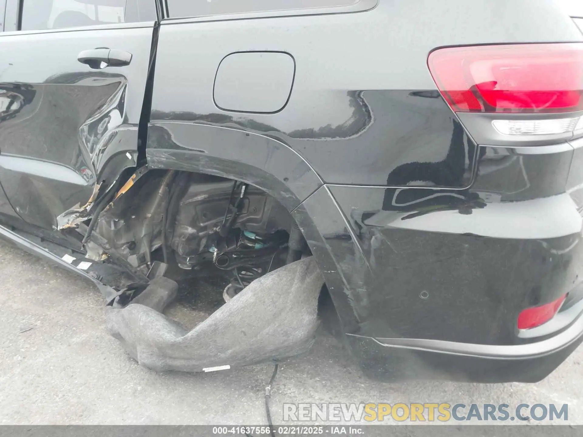 6 Photograph of a damaged car 1C4RJEBG8KC672823 JEEP GRAND CHEROKEE 2019