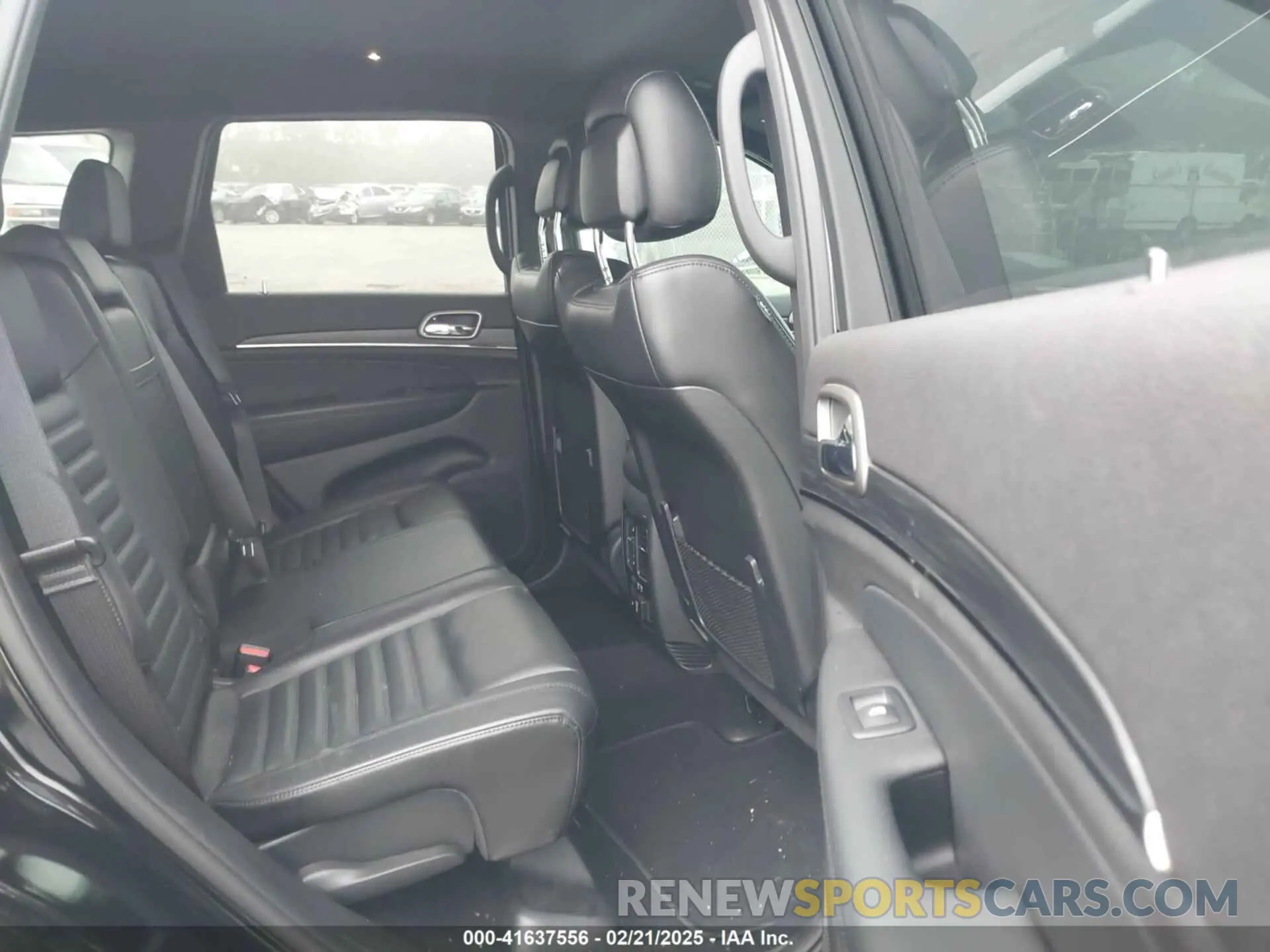 8 Photograph of a damaged car 1C4RJEBG8KC672823 JEEP GRAND CHEROKEE 2019