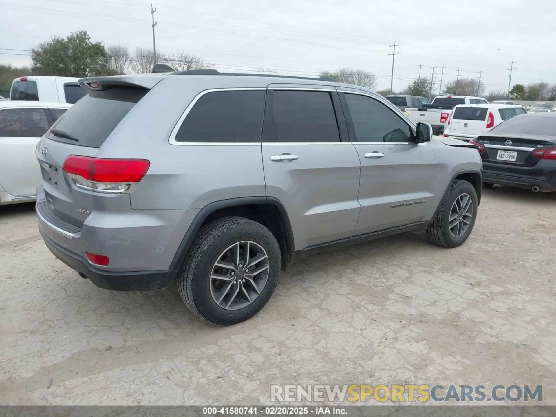 4 Photograph of a damaged car 1C4RJEBG8KC752297 JEEP GRAND CHEROKEE 2019