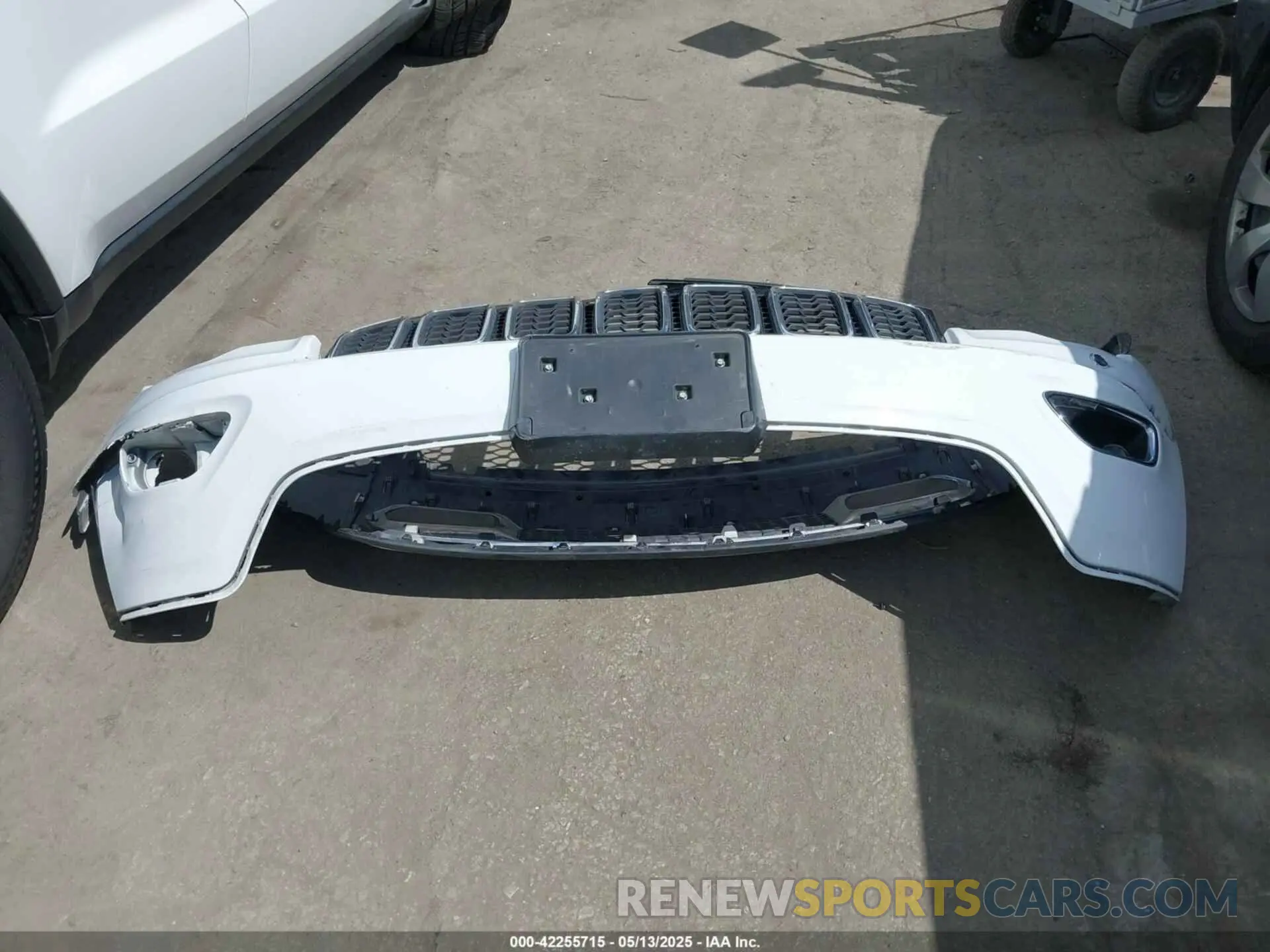 12 Photograph of a damaged car 1C4RJEBG8KC789978 JEEP GRAND CHEROKEE 2019