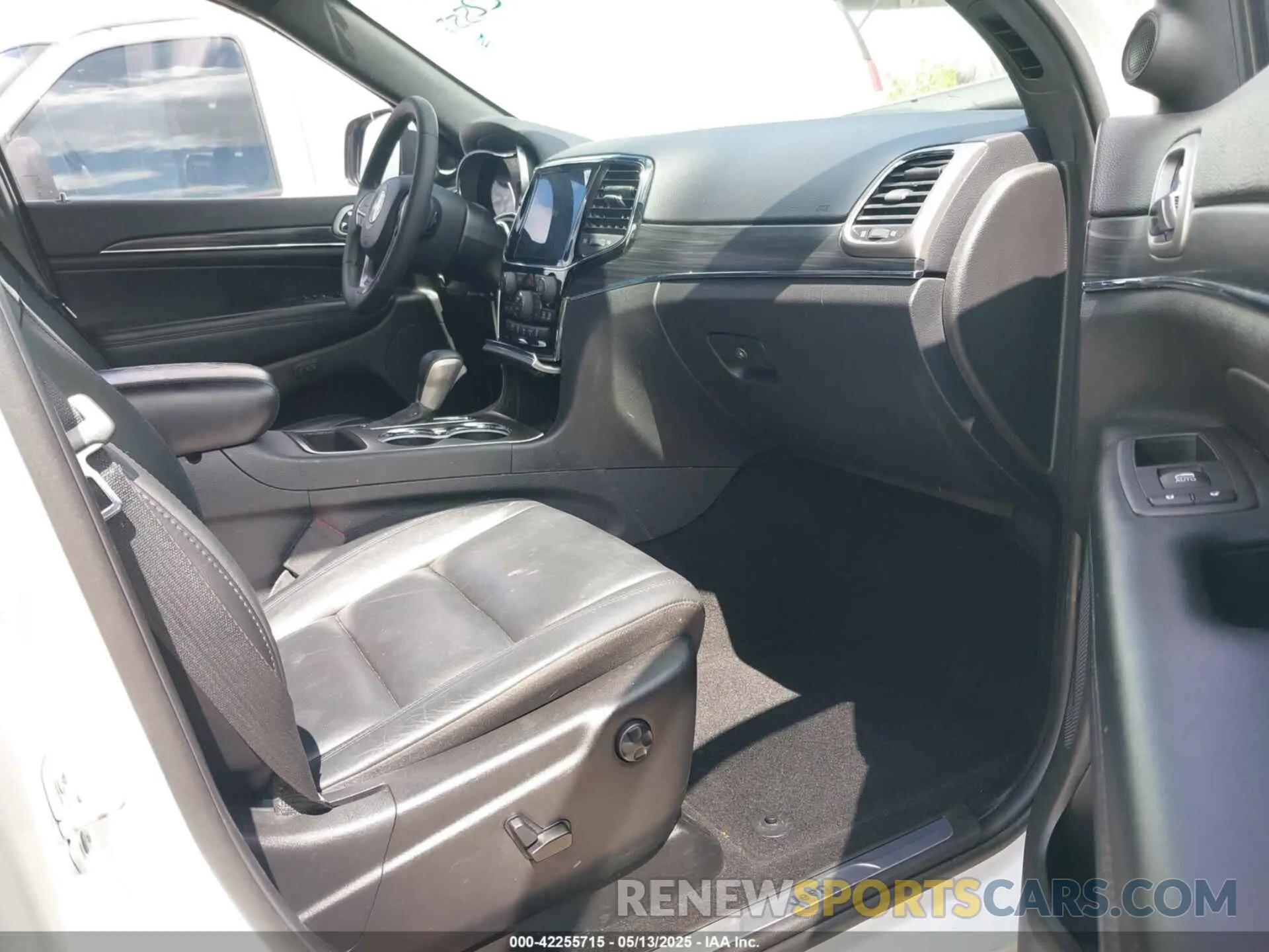 5 Photograph of a damaged car 1C4RJEBG8KC789978 JEEP GRAND CHEROKEE 2019