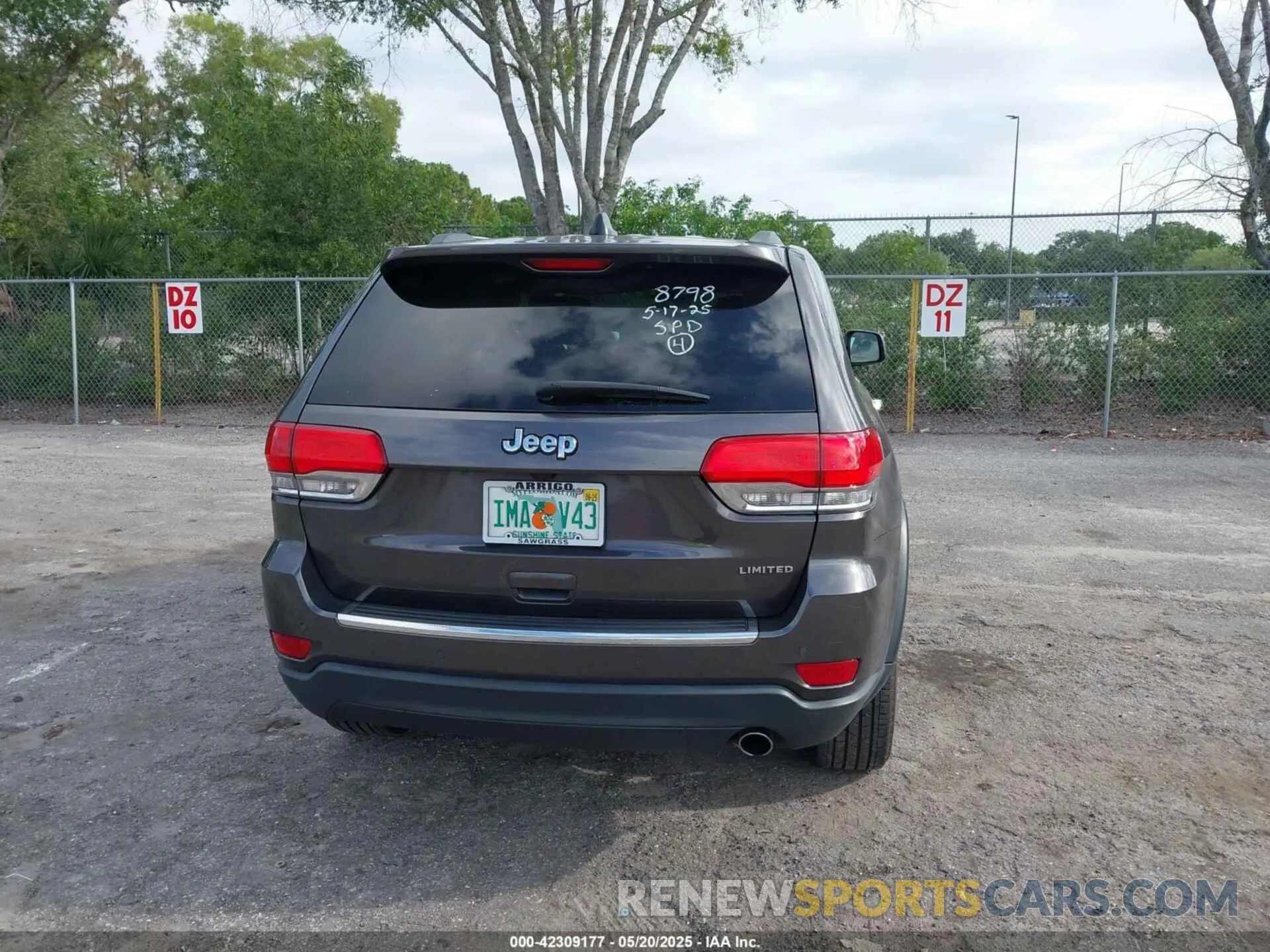17 Photograph of a damaged car 1C4RJEBG9KC658798 JEEP GRAND CHEROKEE 2019