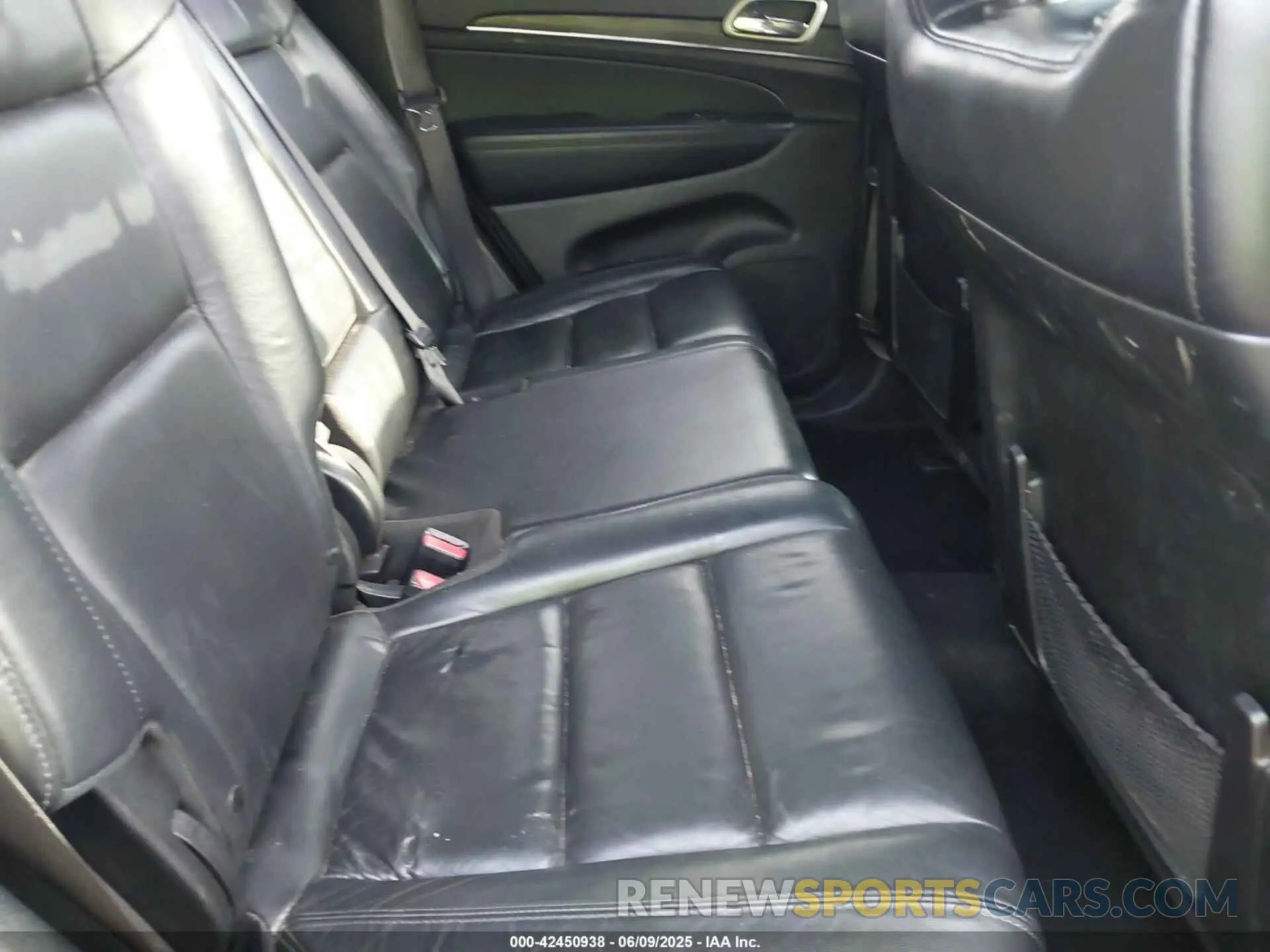 8 Photograph of a damaged car 1C4RJEBGXKC698940 JEEP GRAND CHEROKEE 2019