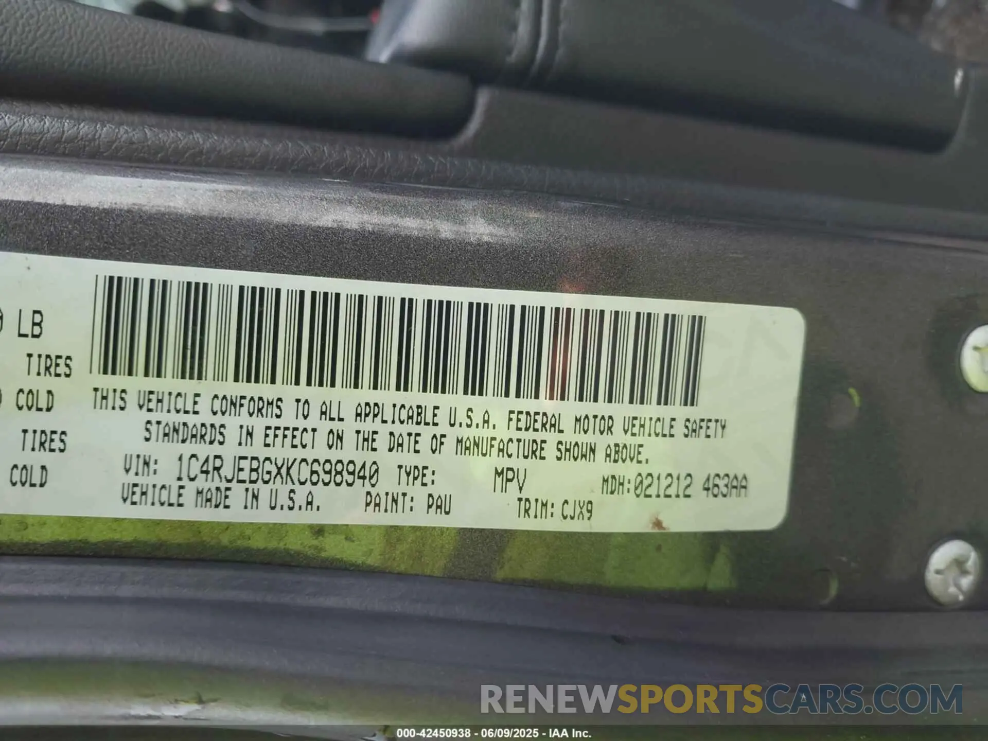 9 Photograph of a damaged car 1C4RJEBGXKC698940 JEEP GRAND CHEROKEE 2019
