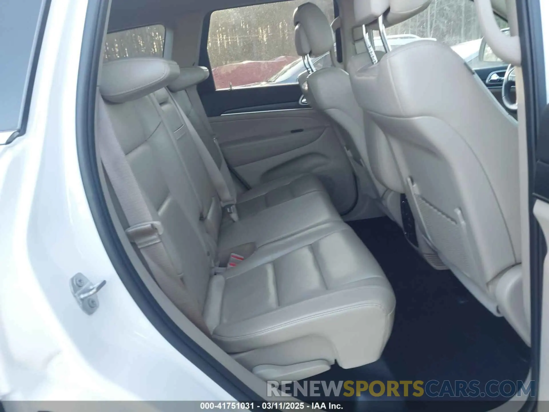 8 Photograph of a damaged car 1C4RJEBGXKC823953 JEEP GRAND CHEROKEE 2019