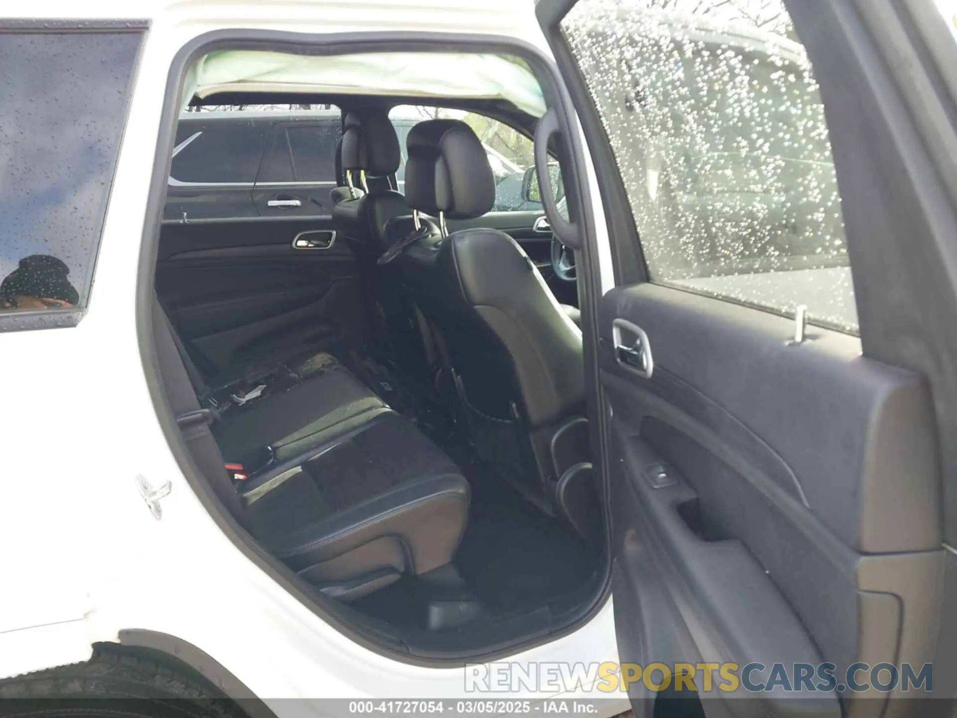 8 Photograph of a damaged car 1C4RJFAG1KC565684 JEEP GRAND CHEROKEE 2019