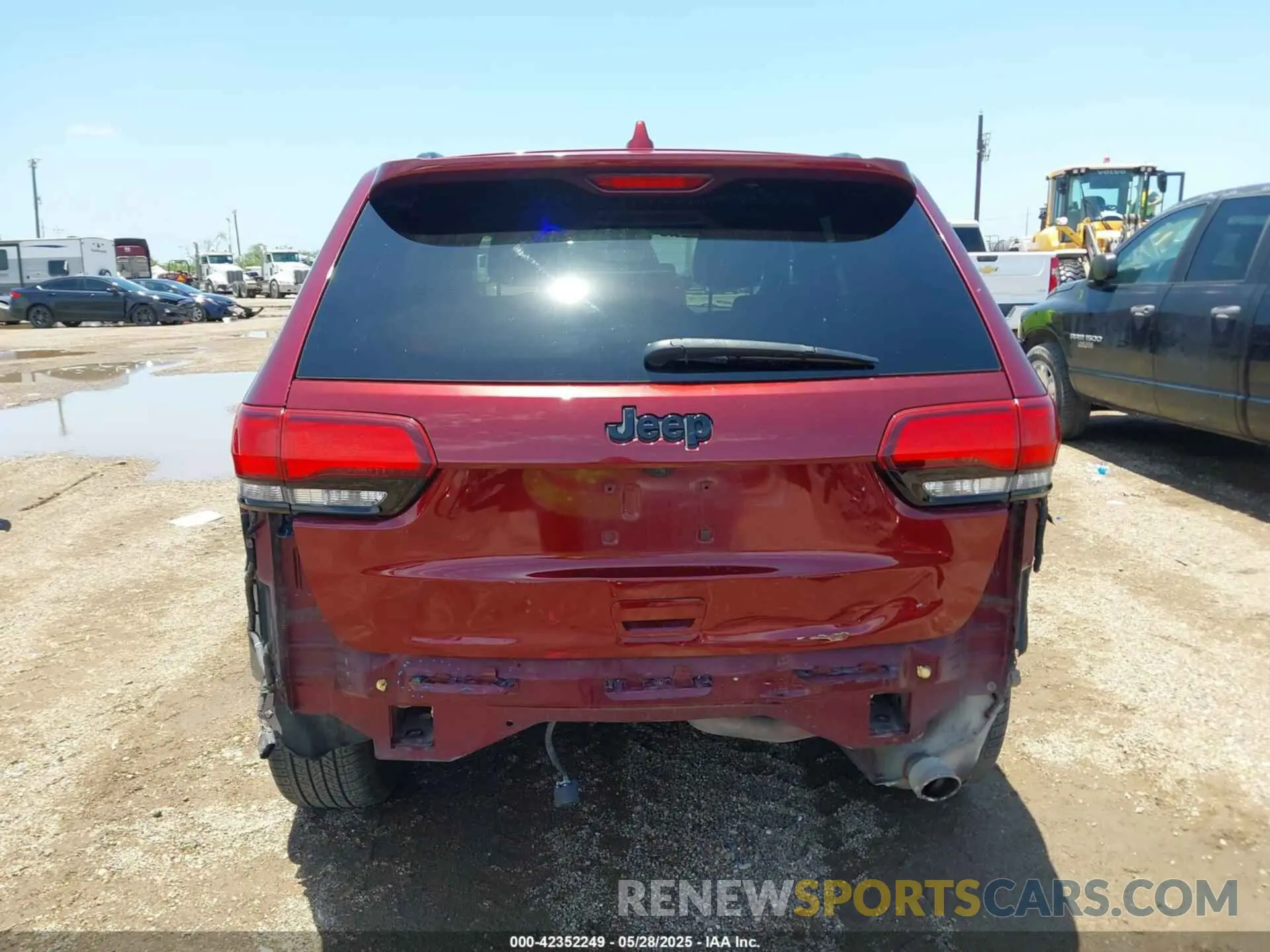 17 Photograph of a damaged car 1C4RJFAG1KC619257 JEEP GRAND CHEROKEE 2019