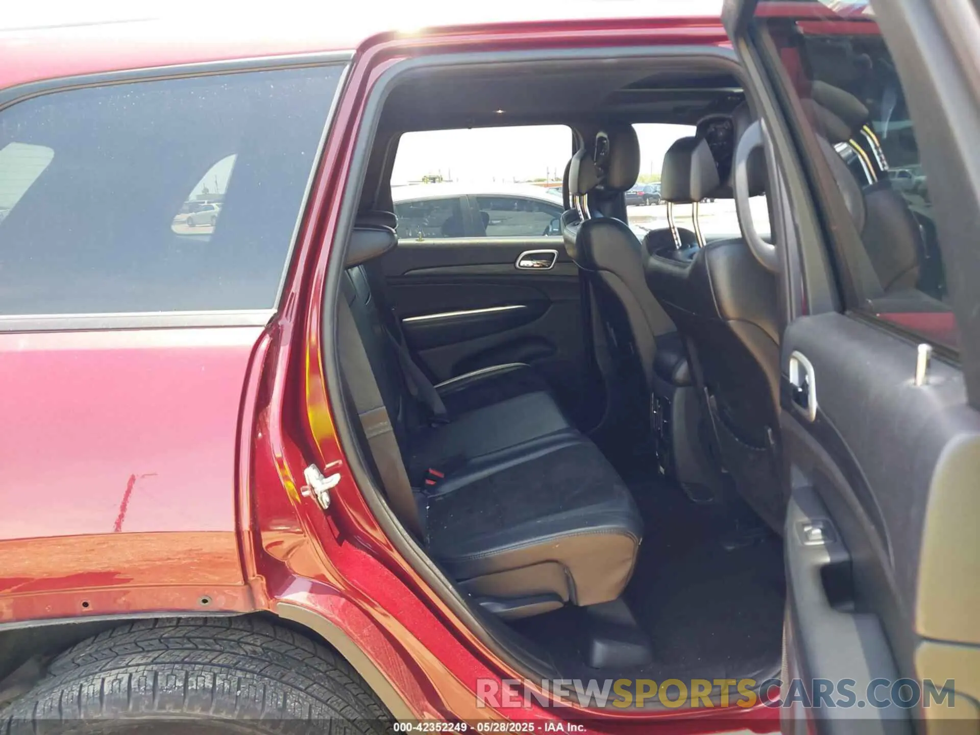 8 Photograph of a damaged car 1C4RJFAG1KC619257 JEEP GRAND CHEROKEE 2019