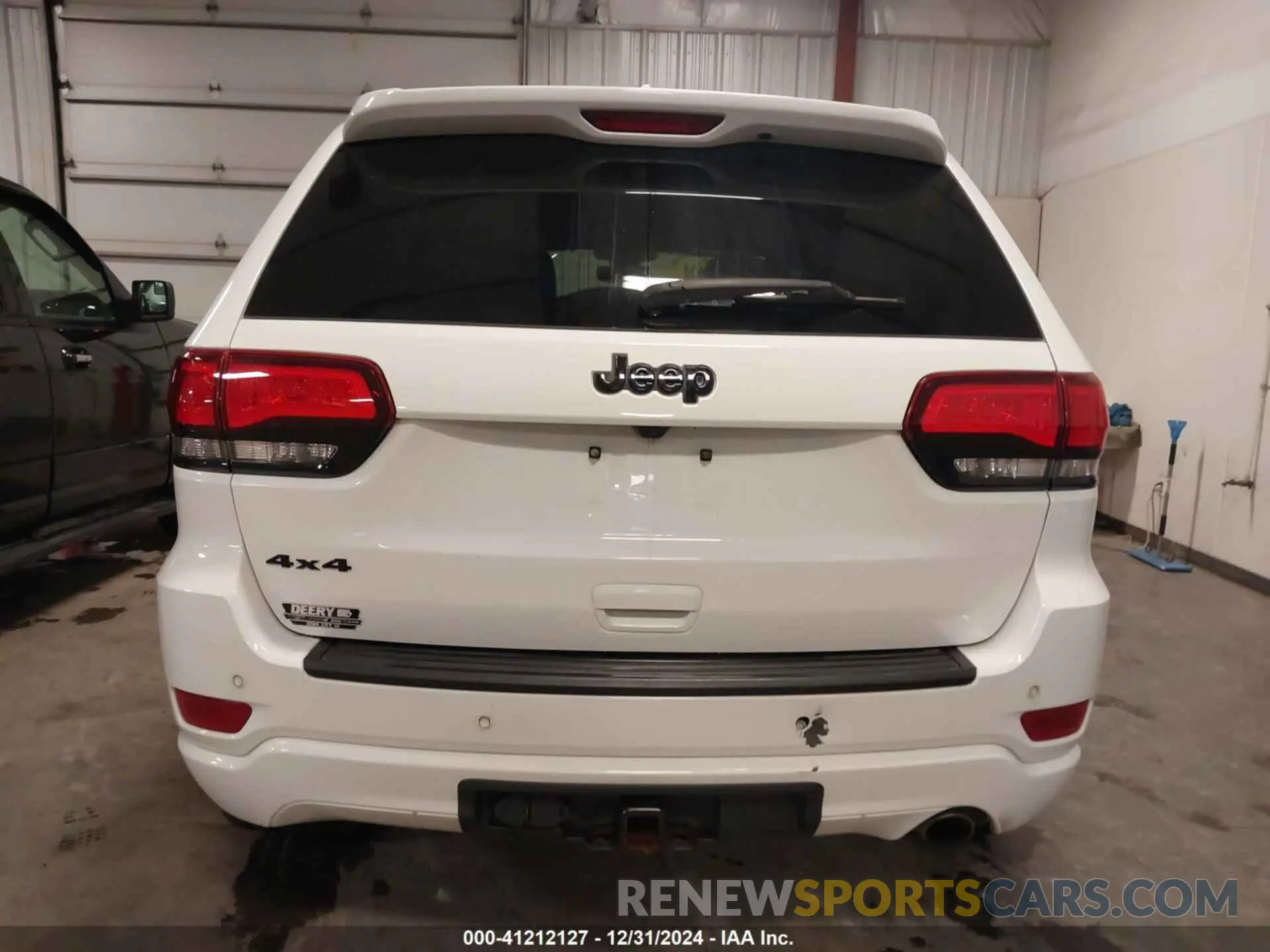 17 Photograph of a damaged car 1C4RJFAG1KC694590 JEEP GRAND CHEROKEE 2019