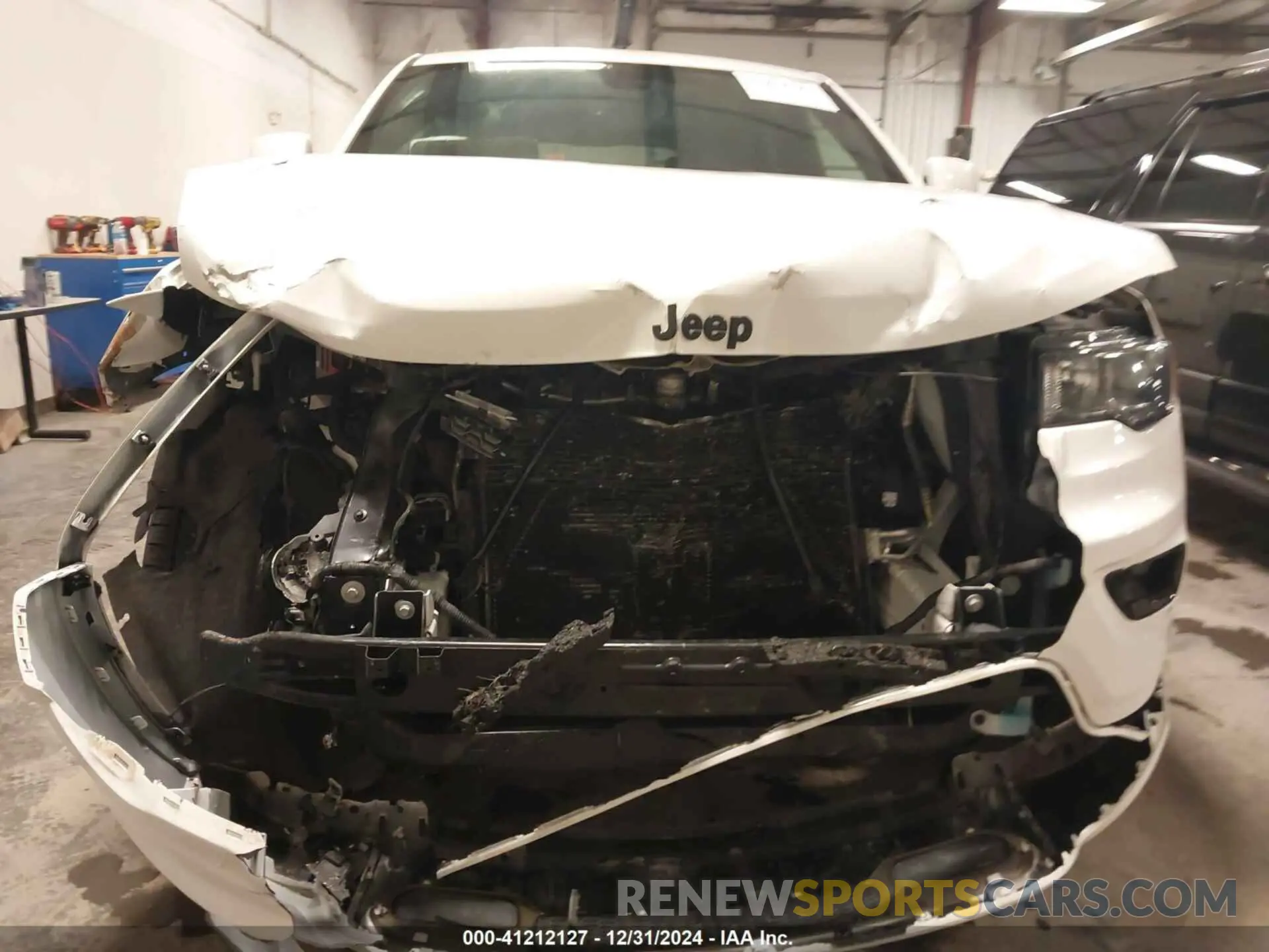 6 Photograph of a damaged car 1C4RJFAG1KC694590 JEEP GRAND CHEROKEE 2019