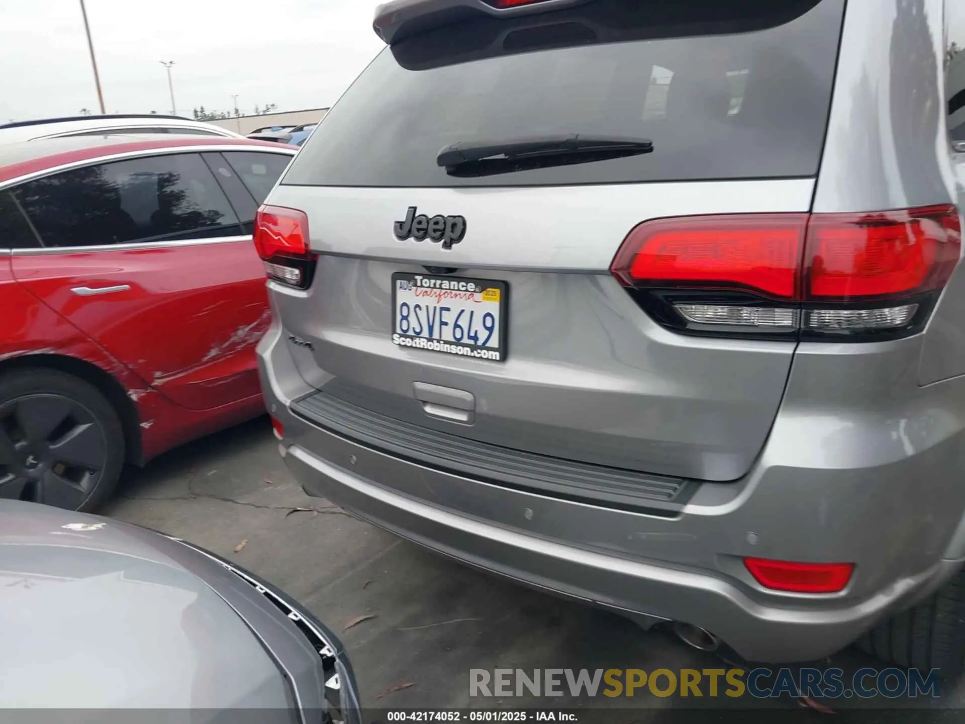 17 Photograph of a damaged car 1C4RJFAG1KC842639 JEEP GRAND CHEROKEE 2019
