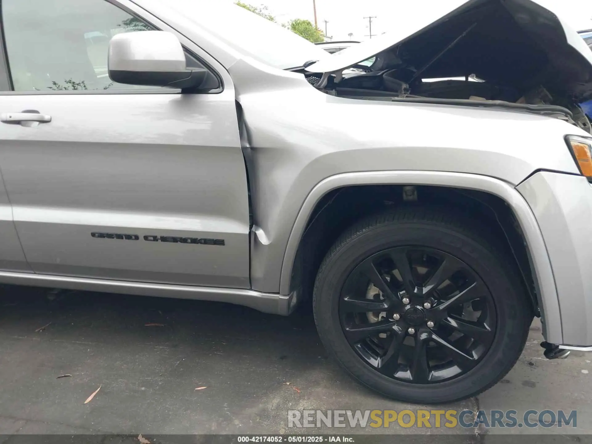 18 Photograph of a damaged car 1C4RJFAG1KC842639 JEEP GRAND CHEROKEE 2019
