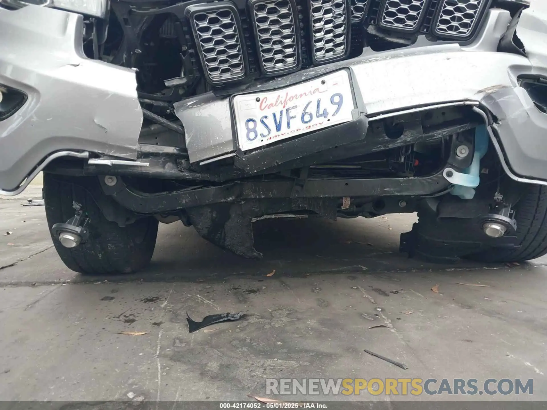 19 Photograph of a damaged car 1C4RJFAG1KC842639 JEEP GRAND CHEROKEE 2019