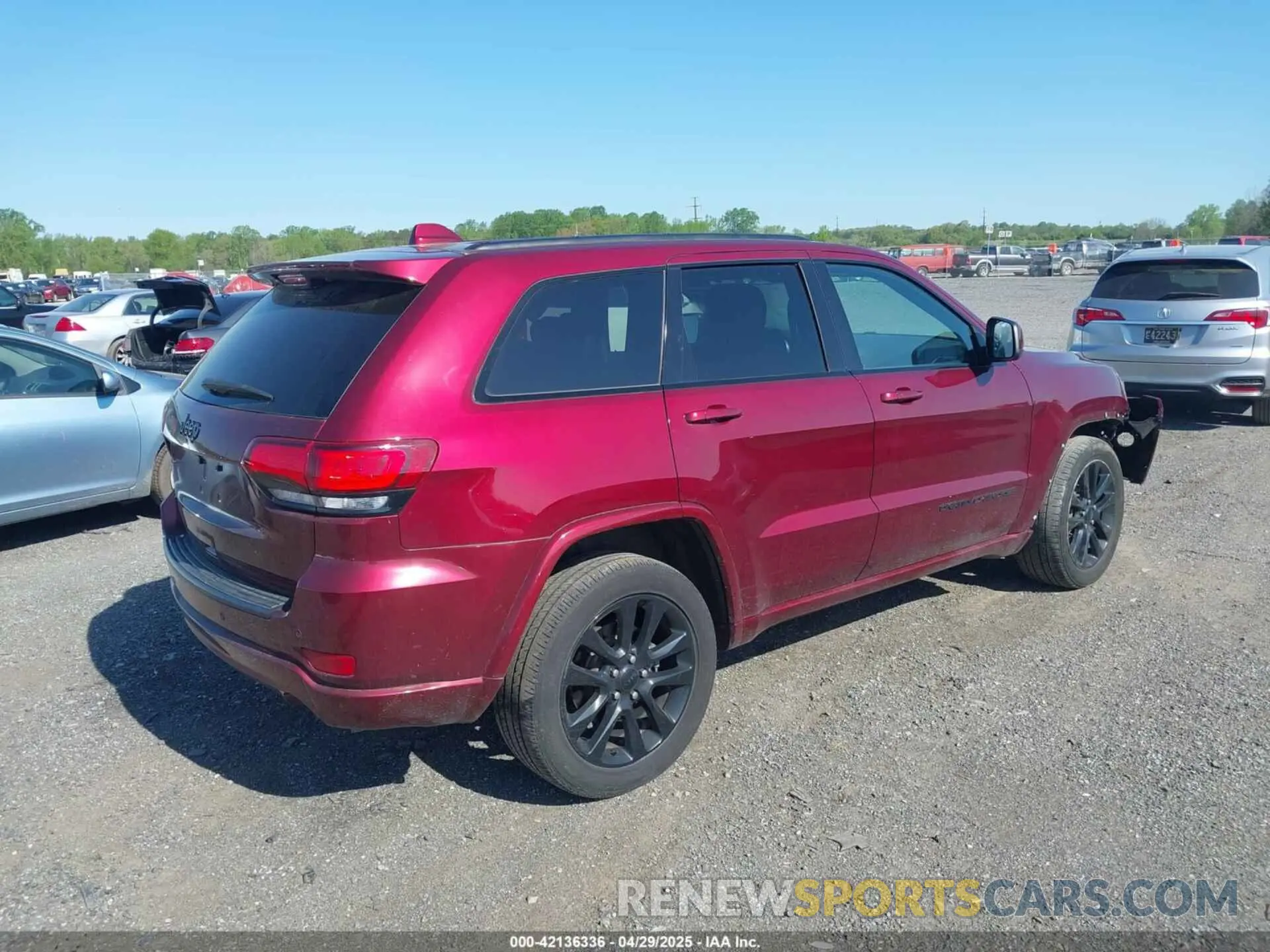 4 Photograph of a damaged car 1C4RJFAG2KC607036 JEEP GRAND CHEROKEE 2019