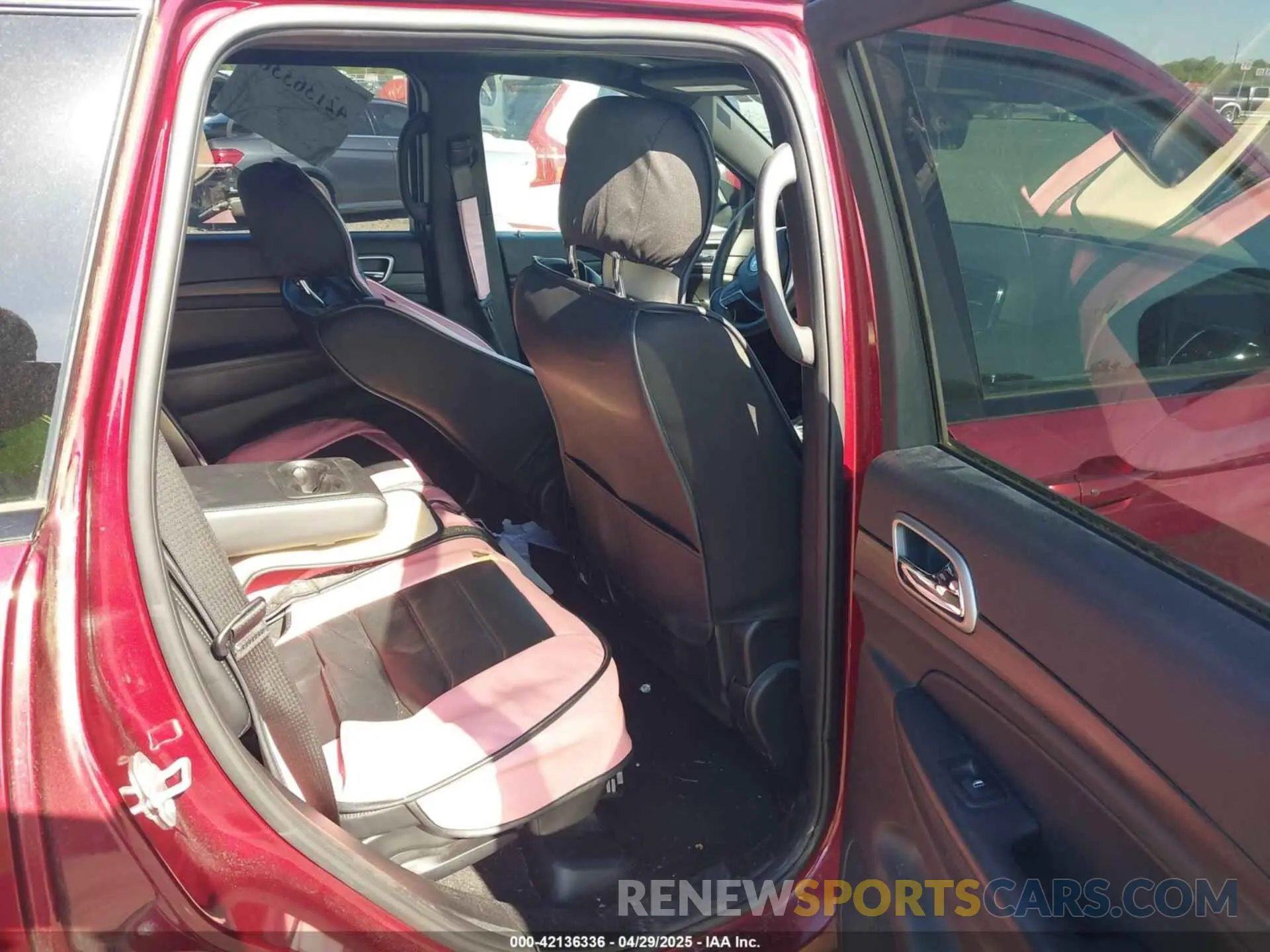 8 Photograph of a damaged car 1C4RJFAG2KC607036 JEEP GRAND CHEROKEE 2019