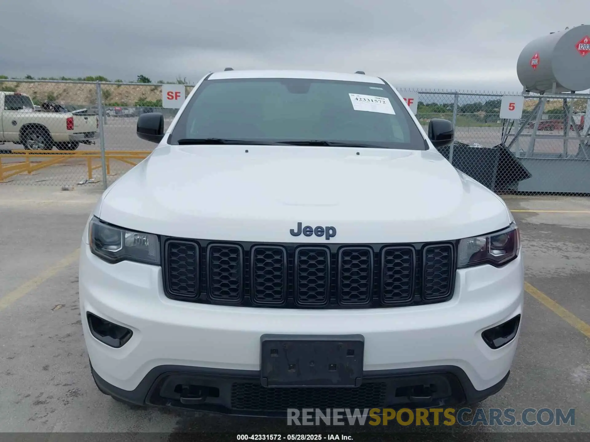 12 Photograph of a damaged car 1C4RJFAG2KC620398 JEEP GRAND CHEROKEE 2019