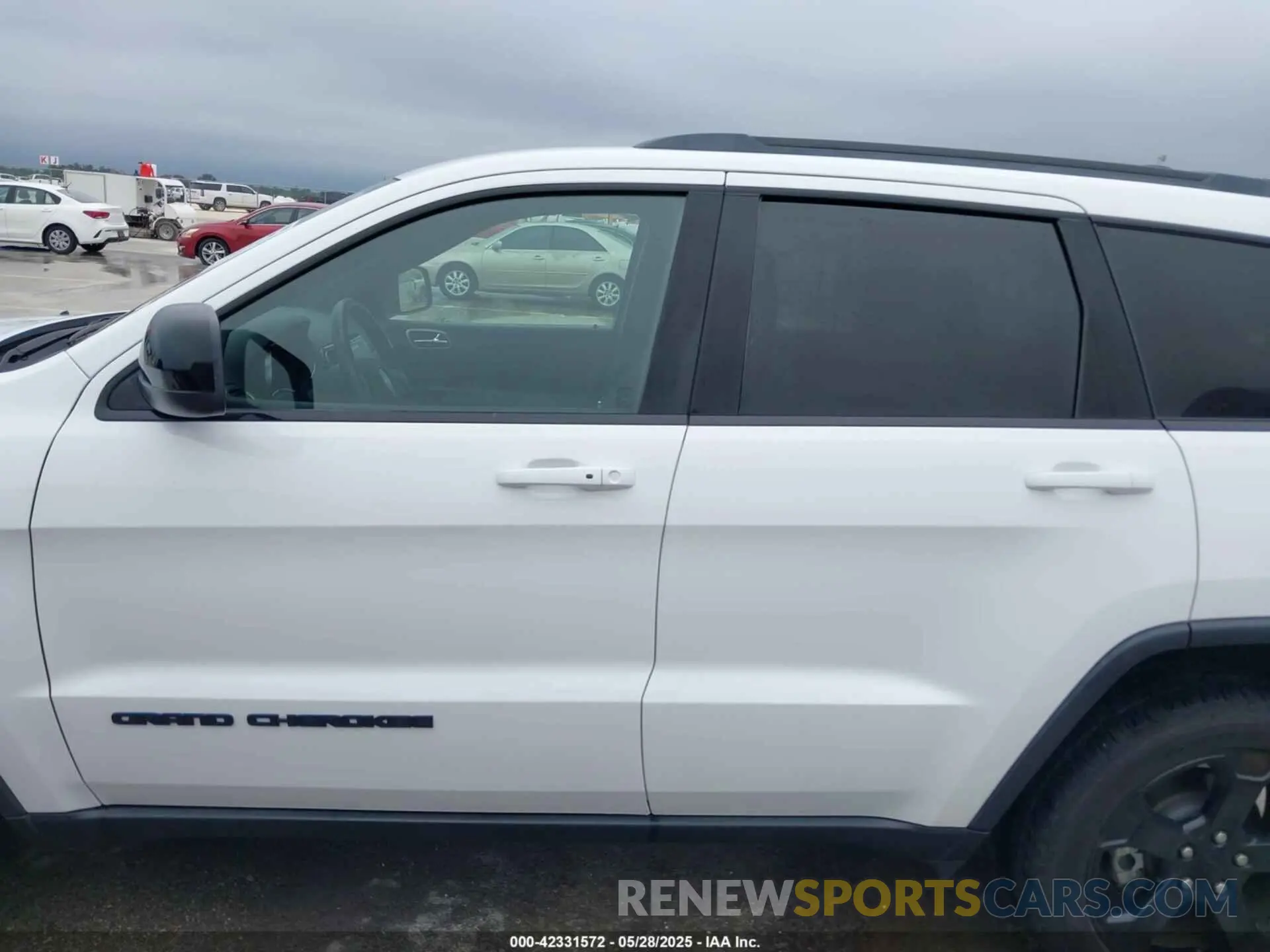 14 Photograph of a damaged car 1C4RJFAG2KC620398 JEEP GRAND CHEROKEE 2019