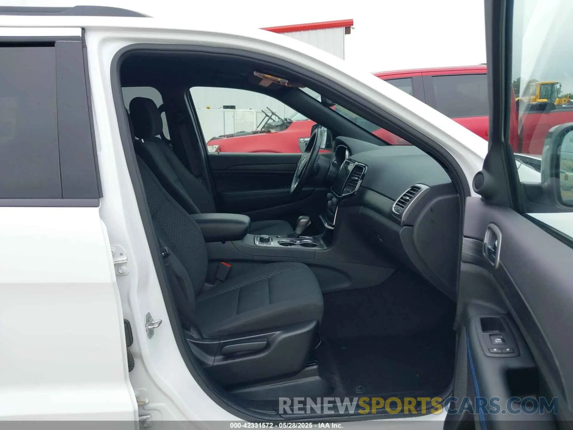 5 Photograph of a damaged car 1C4RJFAG2KC620398 JEEP GRAND CHEROKEE 2019