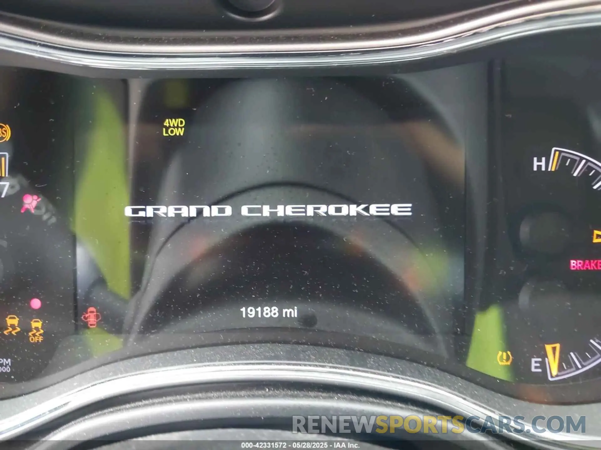 7 Photograph of a damaged car 1C4RJFAG2KC620398 JEEP GRAND CHEROKEE 2019