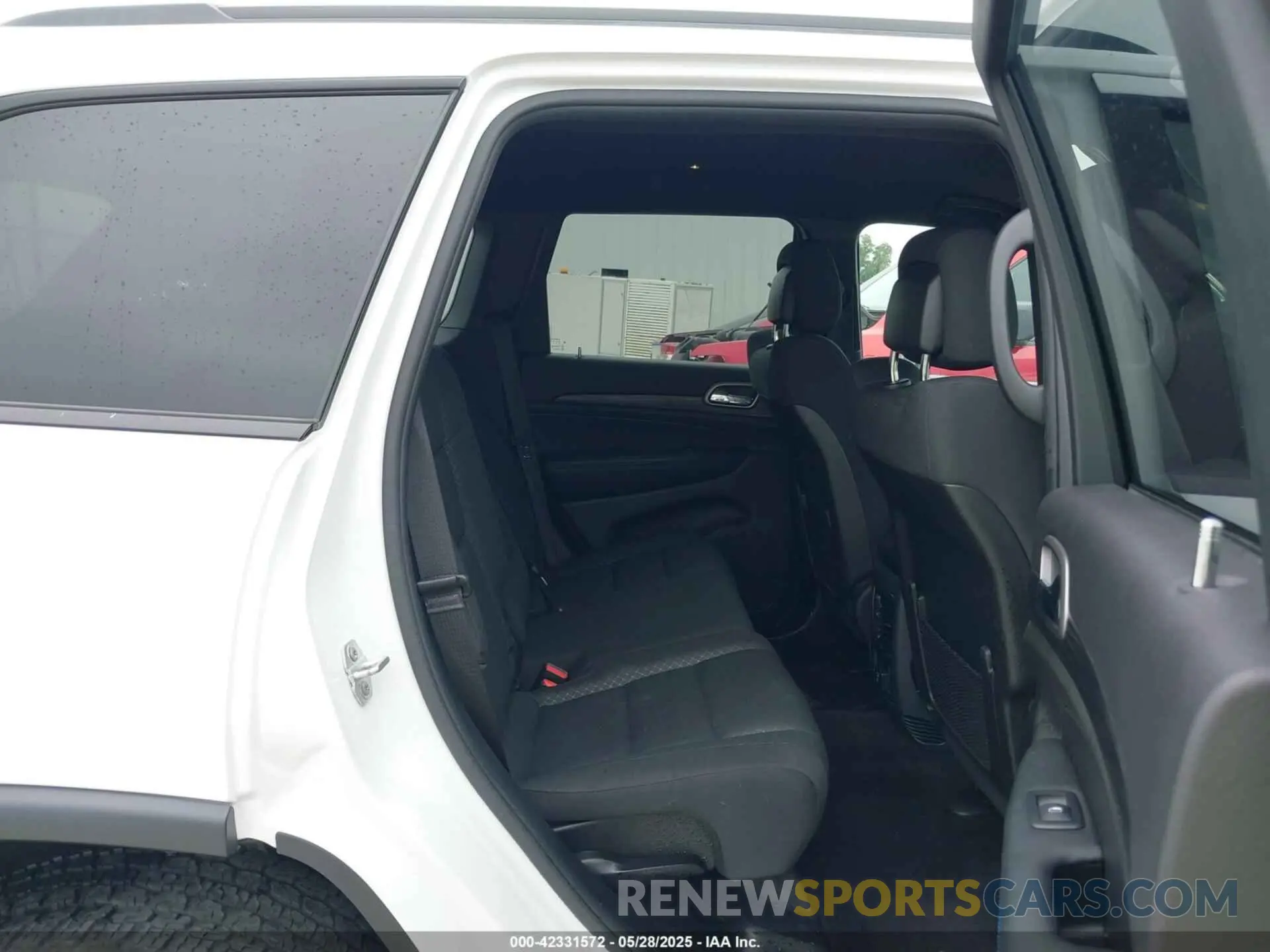 8 Photograph of a damaged car 1C4RJFAG2KC620398 JEEP GRAND CHEROKEE 2019