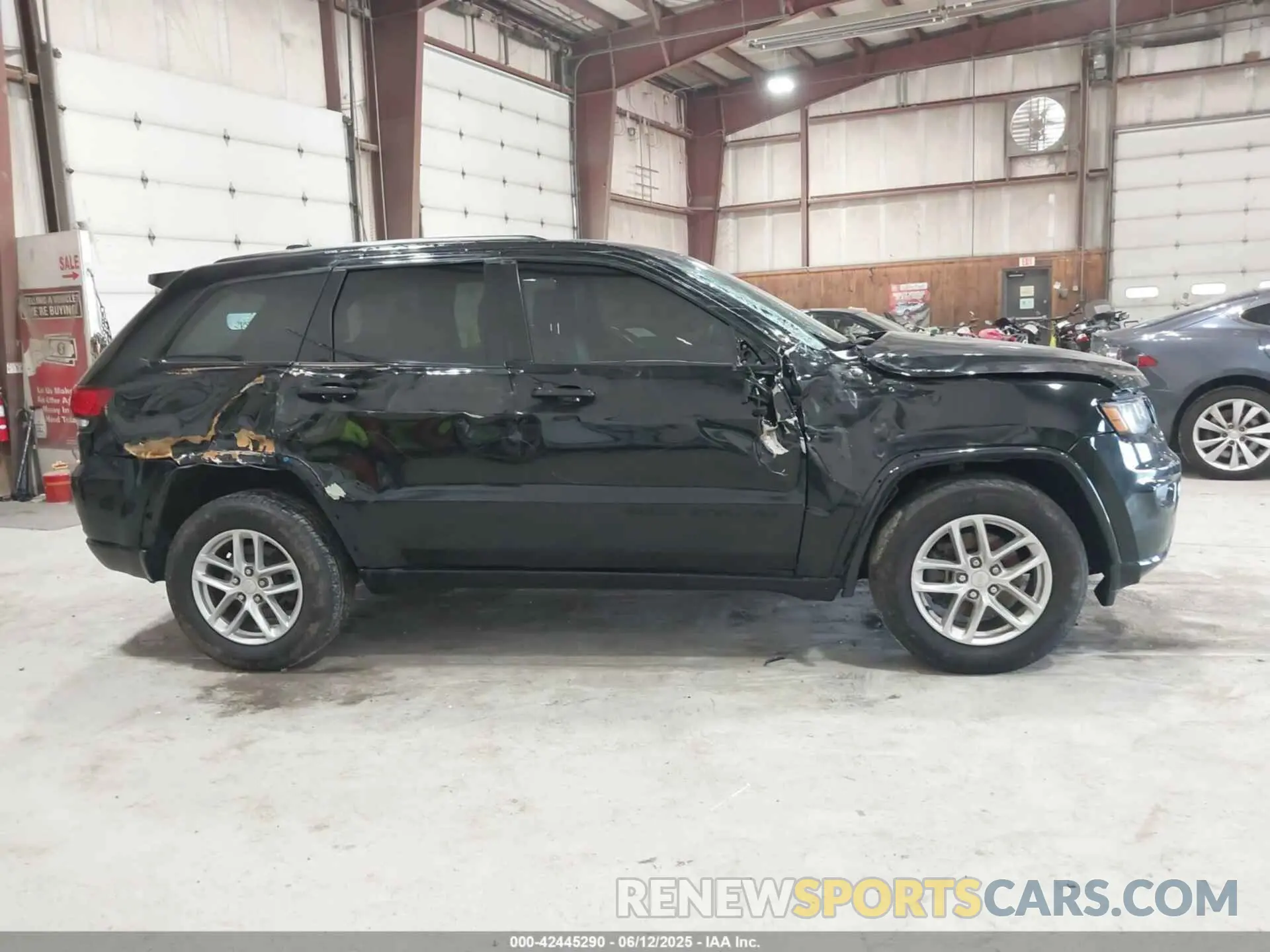 13 Photograph of a damaged car 1C4RJFAG2KC678088 JEEP GRAND CHEROKEE 2019