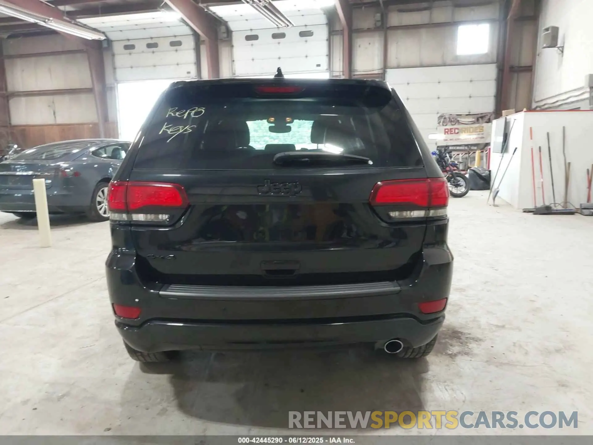 16 Photograph of a damaged car 1C4RJFAG2KC678088 JEEP GRAND CHEROKEE 2019