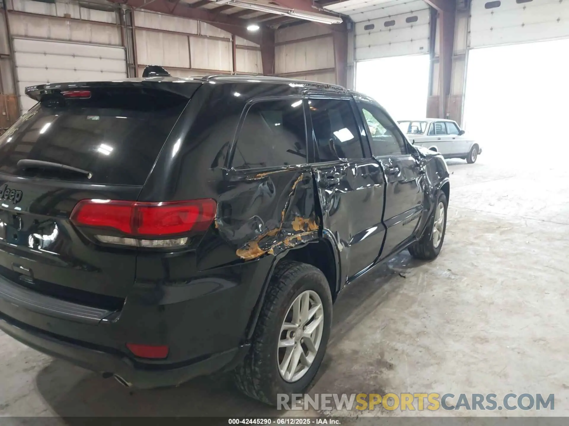 18 Photograph of a damaged car 1C4RJFAG2KC678088 JEEP GRAND CHEROKEE 2019