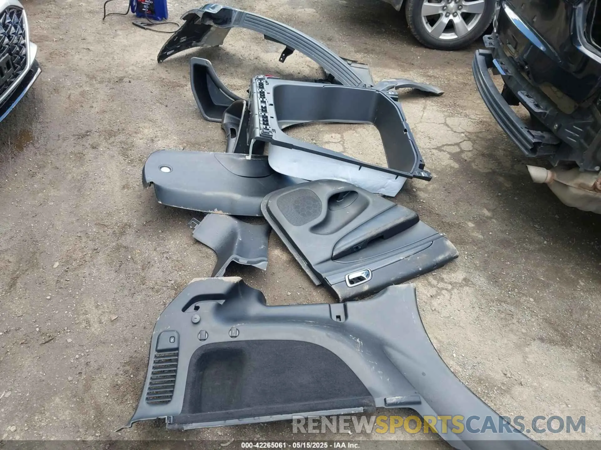 12 Photograph of a damaged car 1C4RJFAG3KC566268 JEEP GRAND CHEROKEE 2019