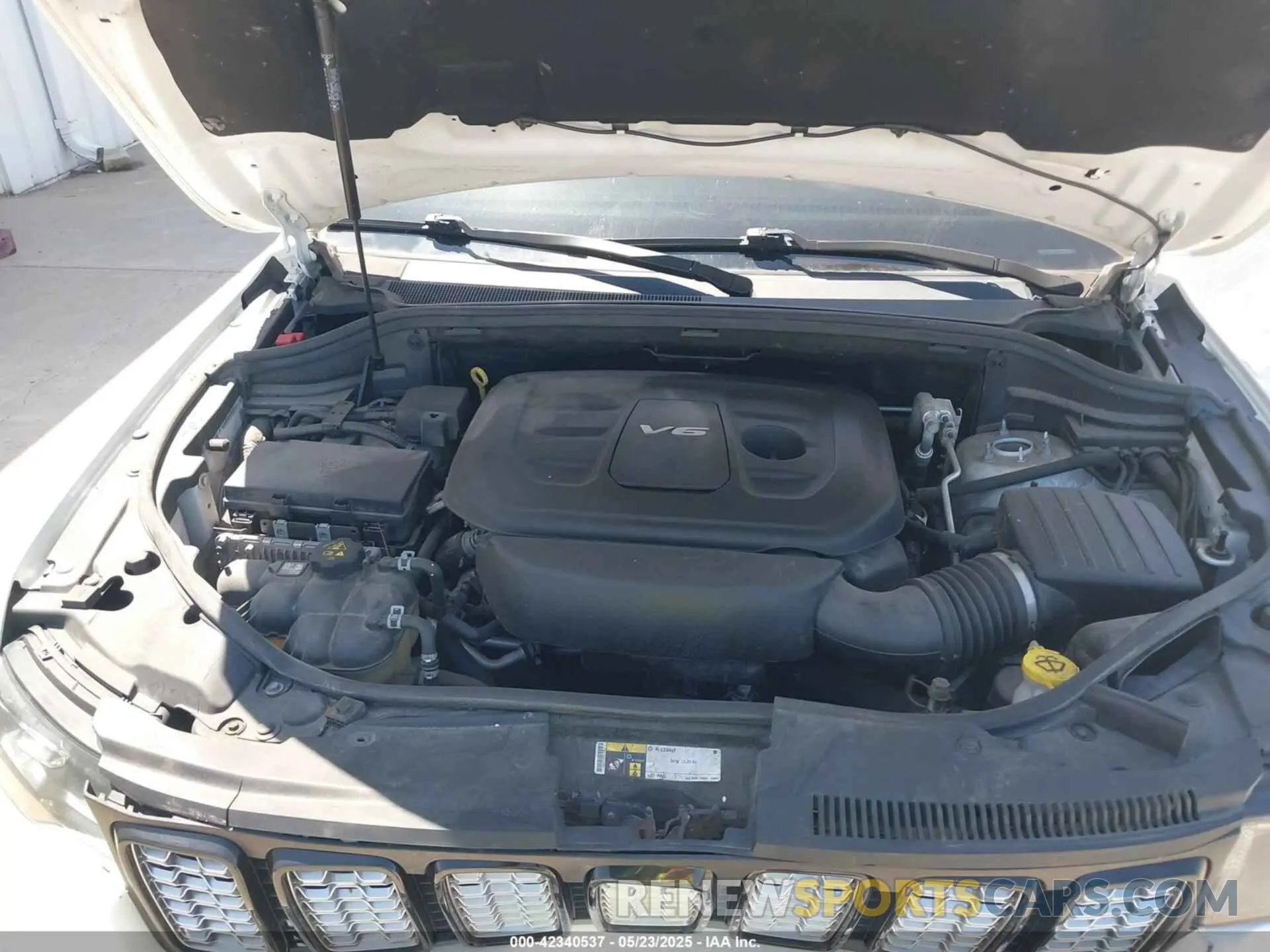 10 Photograph of a damaged car 1C4RJFAG3KC600564 JEEP GRAND CHEROKEE 2019