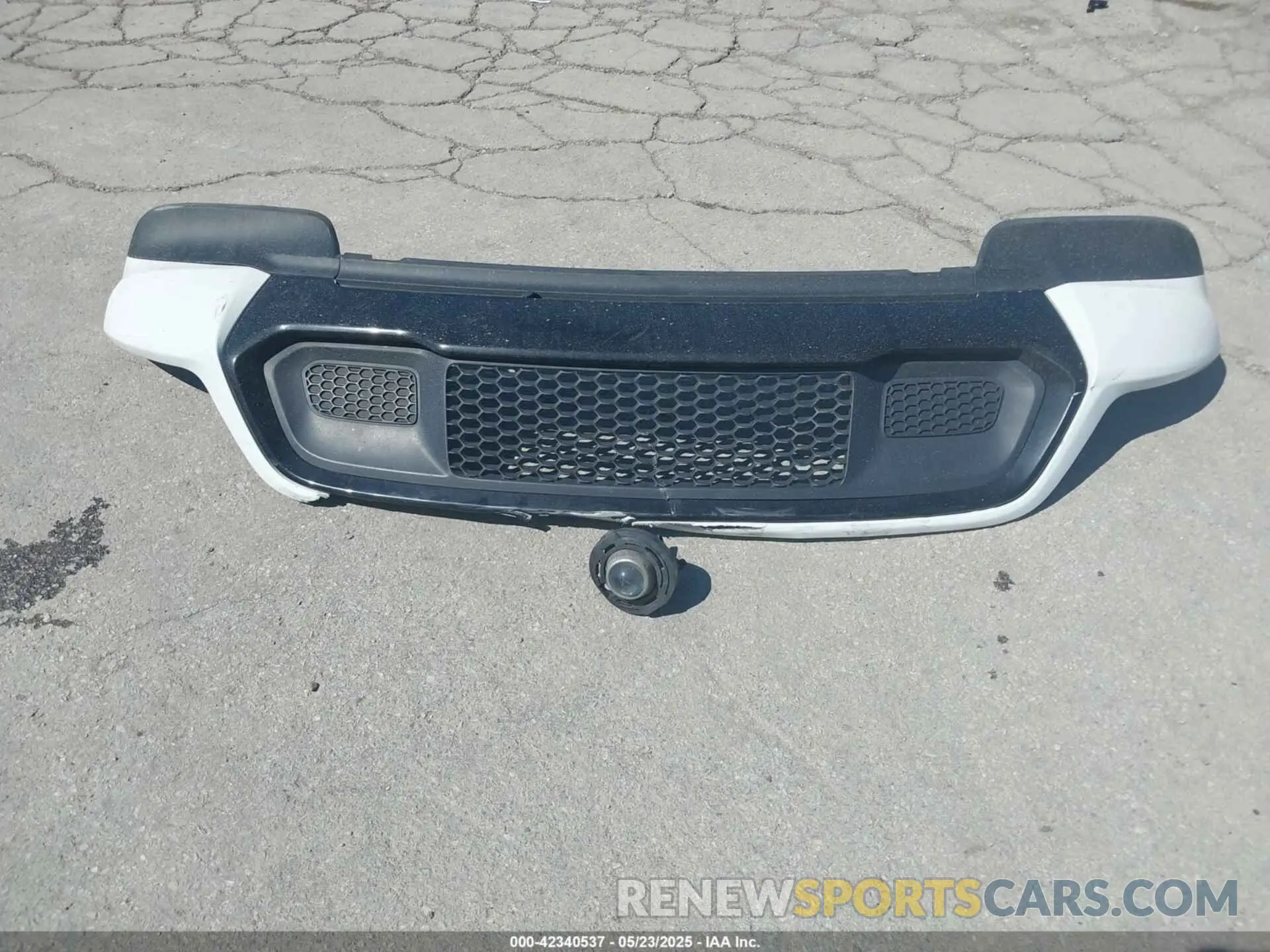 12 Photograph of a damaged car 1C4RJFAG3KC600564 JEEP GRAND CHEROKEE 2019