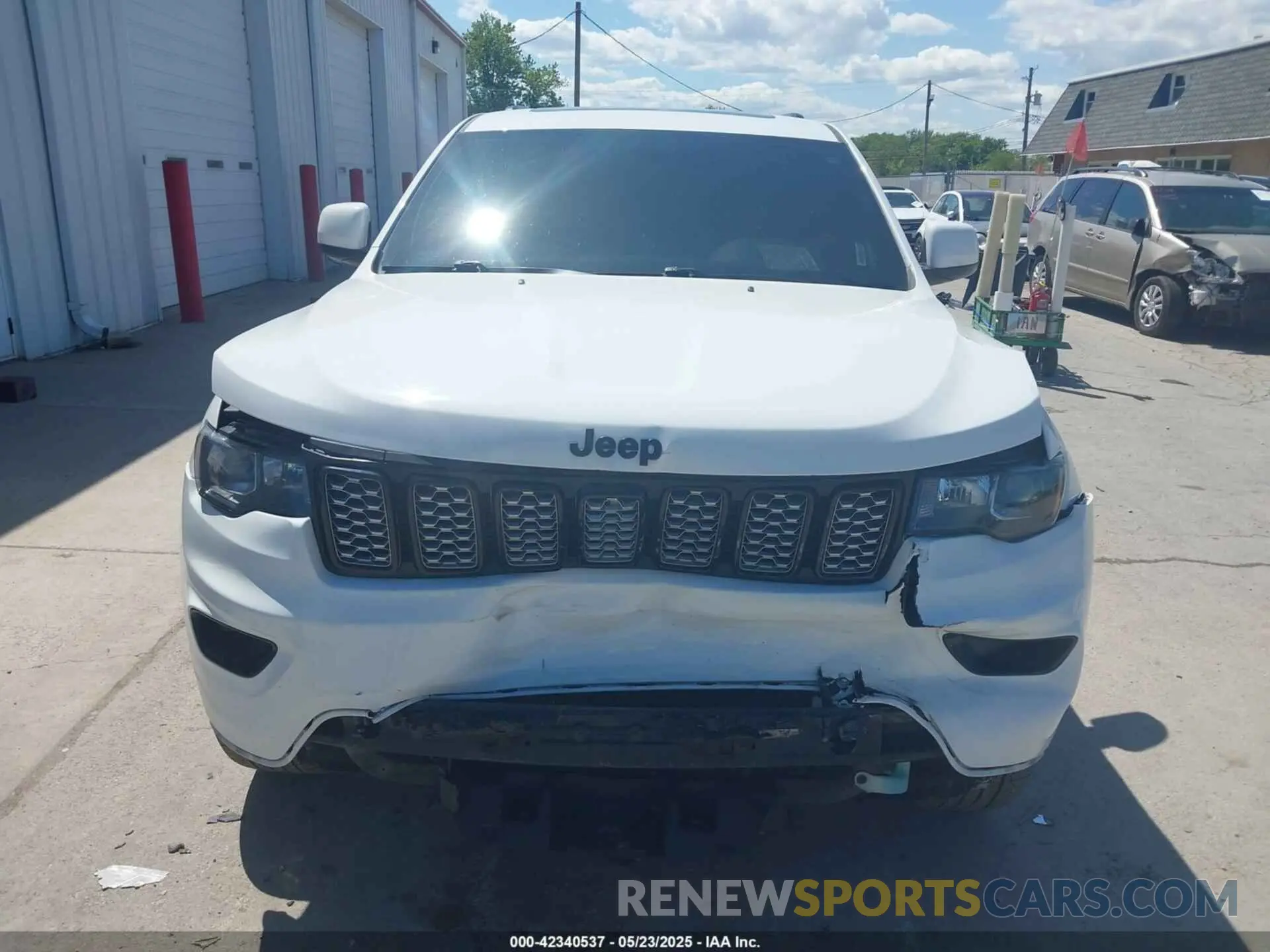 13 Photograph of a damaged car 1C4RJFAG3KC600564 JEEP GRAND CHEROKEE 2019