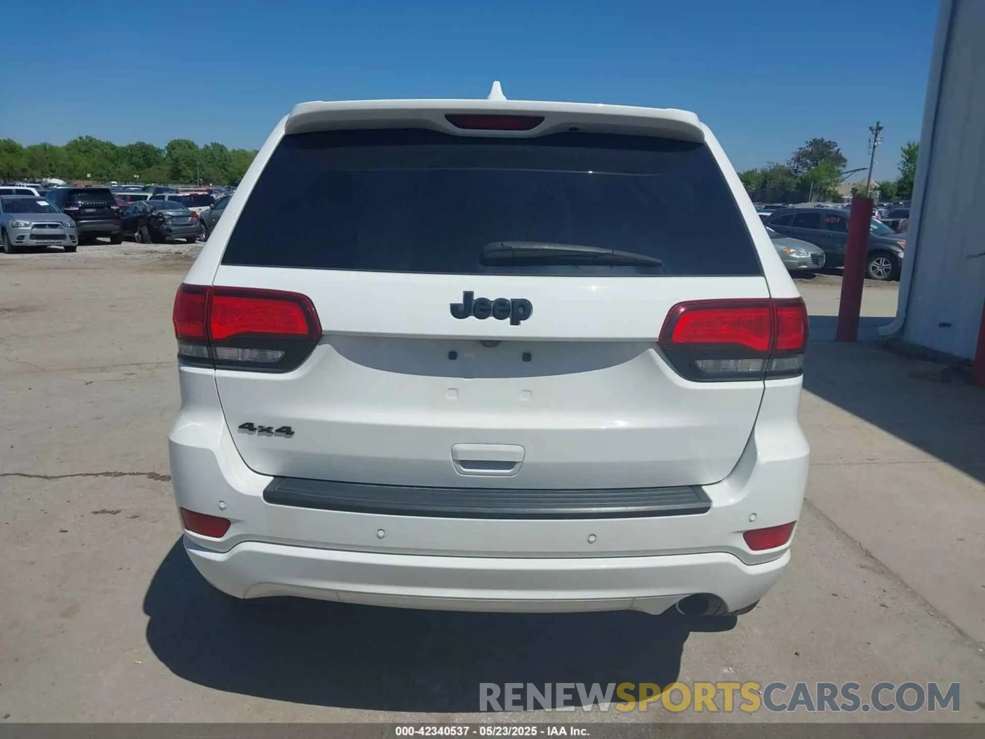 17 Photograph of a damaged car 1C4RJFAG3KC600564 JEEP GRAND CHEROKEE 2019