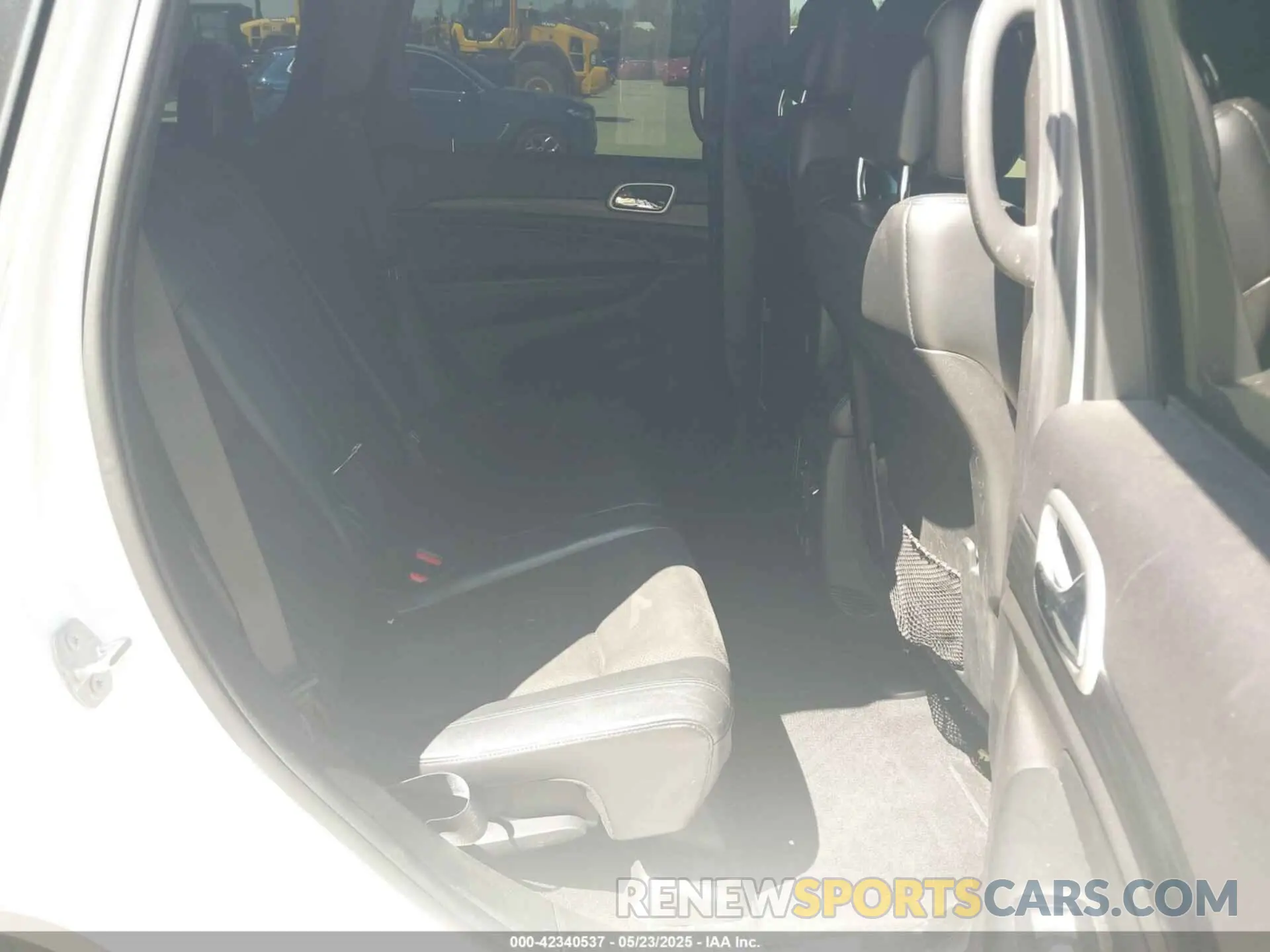 8 Photograph of a damaged car 1C4RJFAG3KC600564 JEEP GRAND CHEROKEE 2019