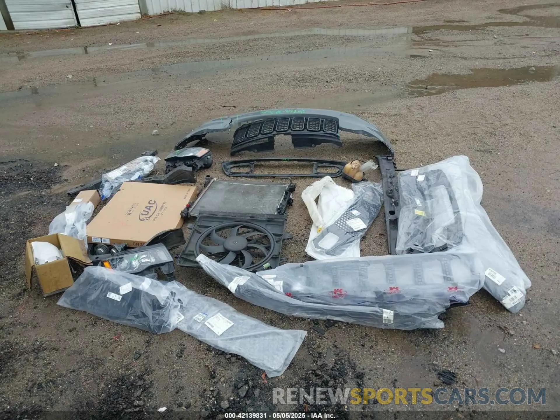 12 Photograph of a damaged car 1C4RJFAG3KC703905 JEEP GRAND CHEROKEE 2019