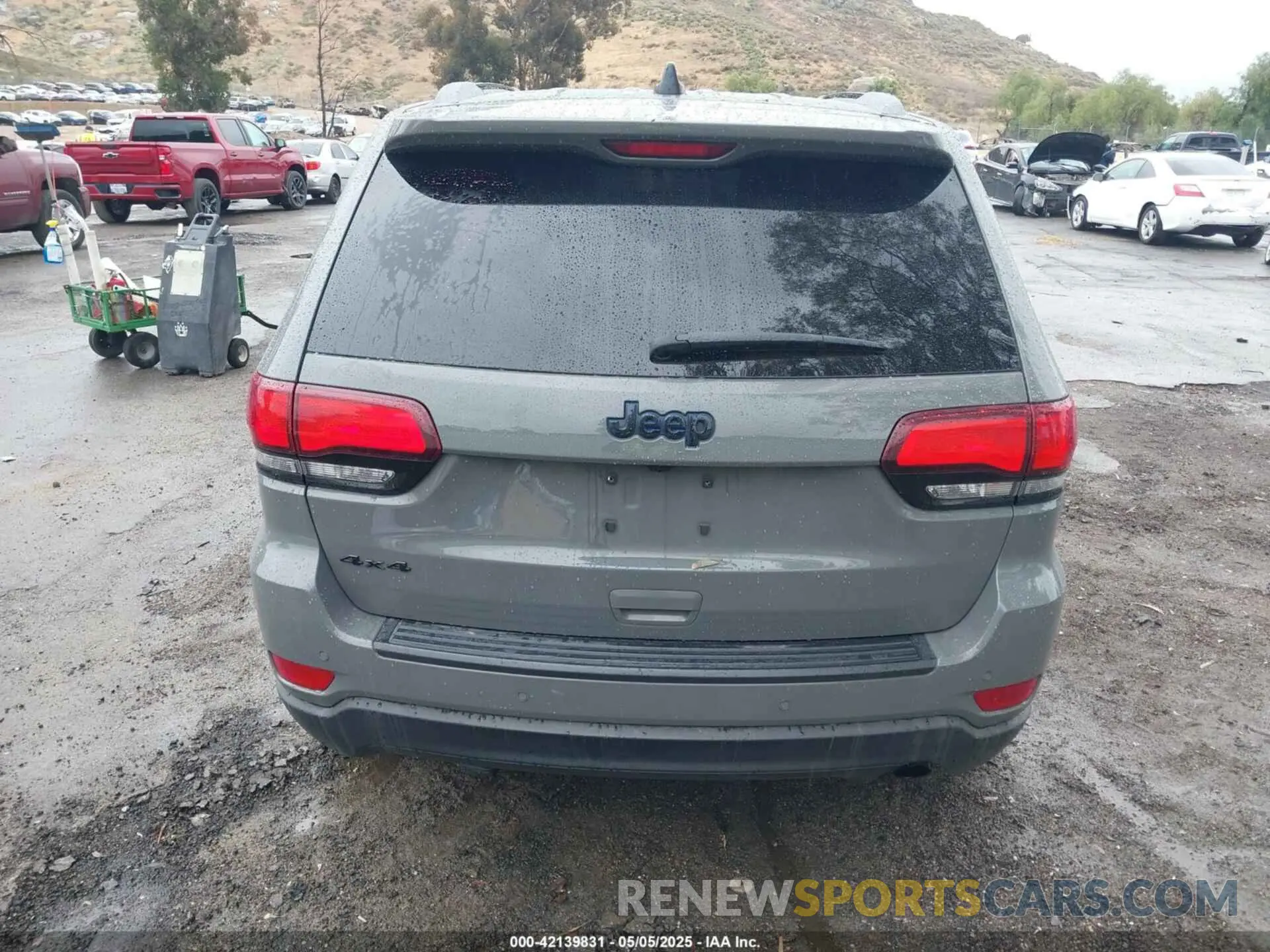 17 Photograph of a damaged car 1C4RJFAG3KC703905 JEEP GRAND CHEROKEE 2019