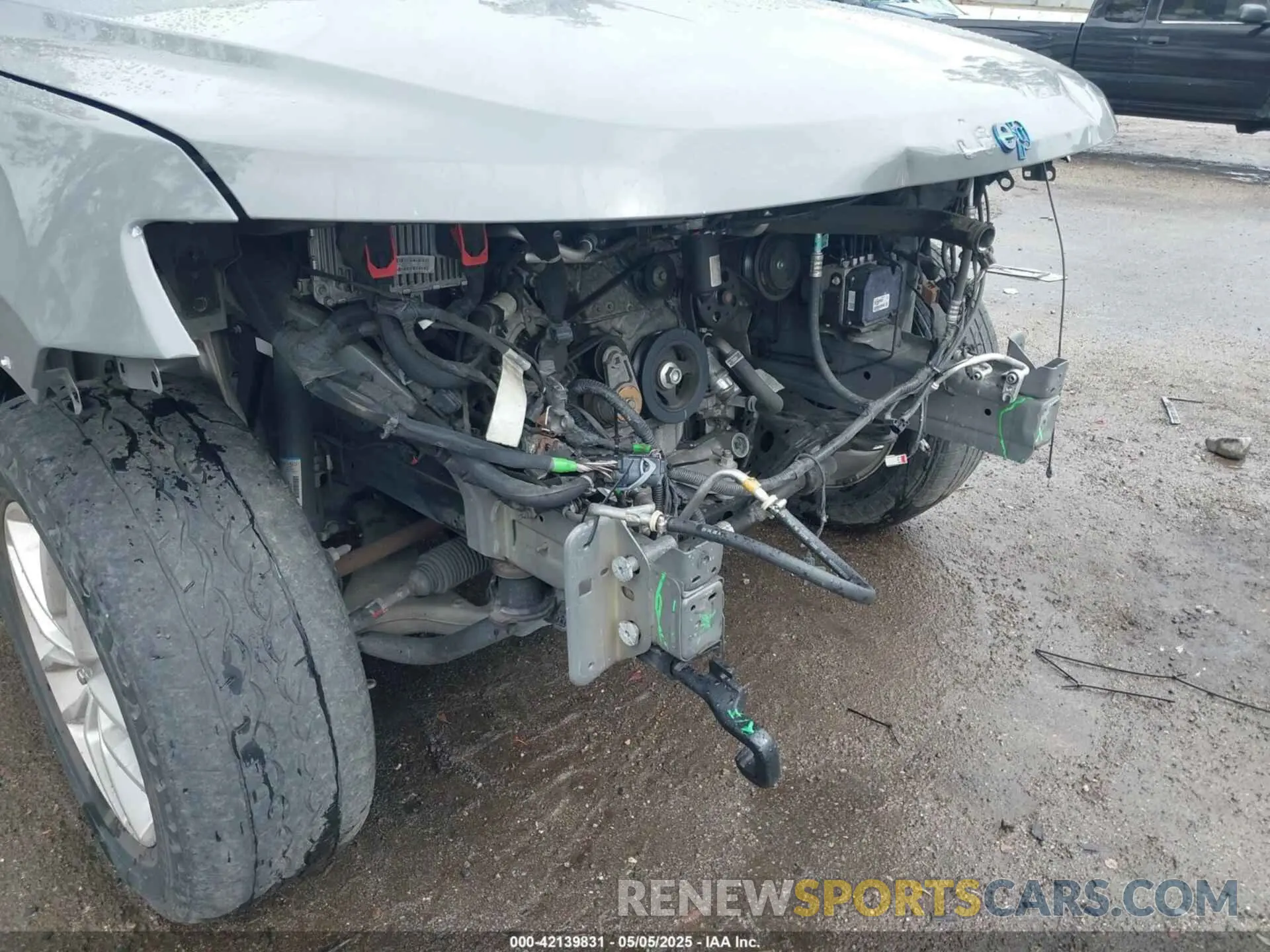 19 Photograph of a damaged car 1C4RJFAG3KC703905 JEEP GRAND CHEROKEE 2019