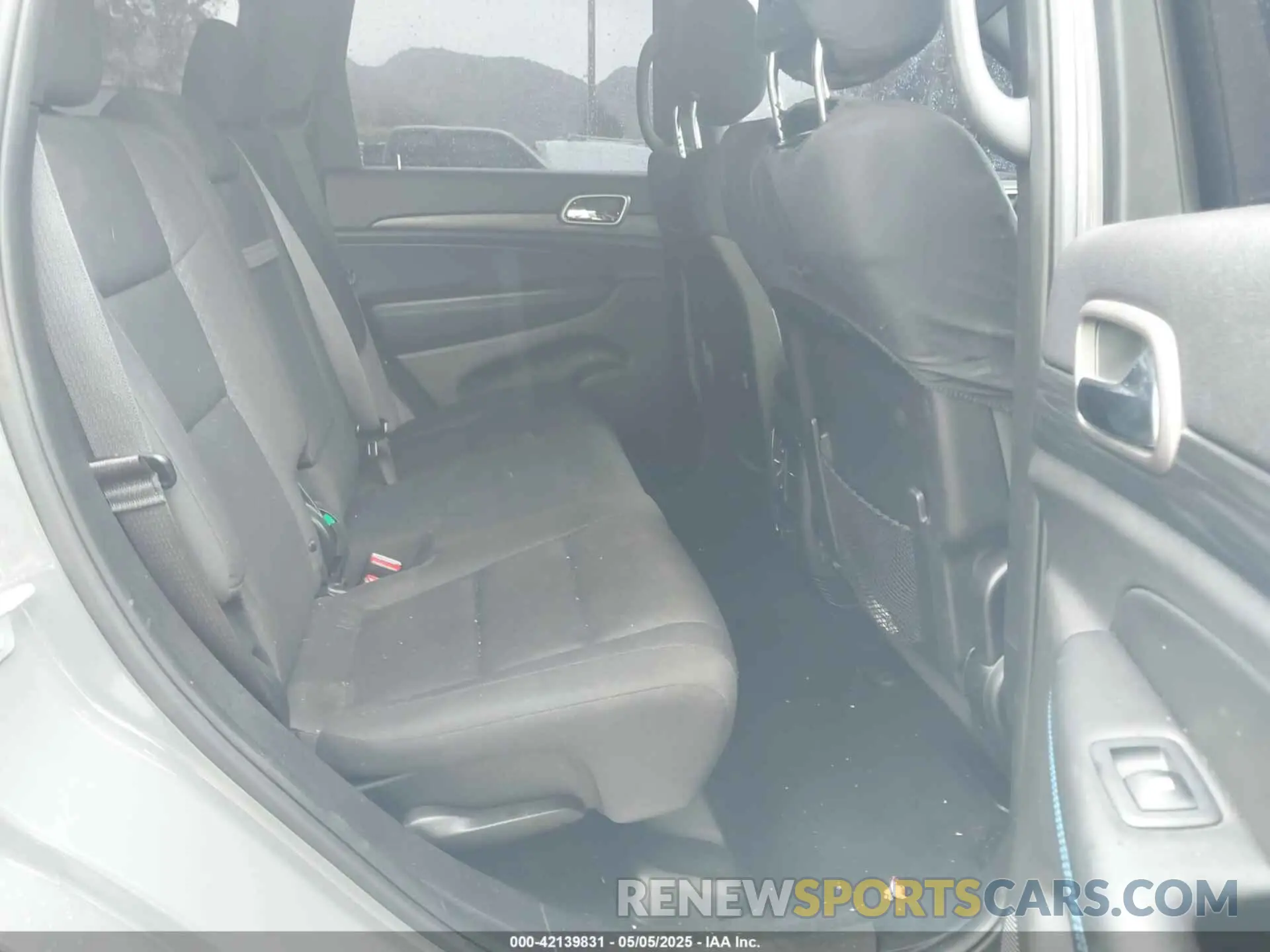 8 Photograph of a damaged car 1C4RJFAG3KC703905 JEEP GRAND CHEROKEE 2019