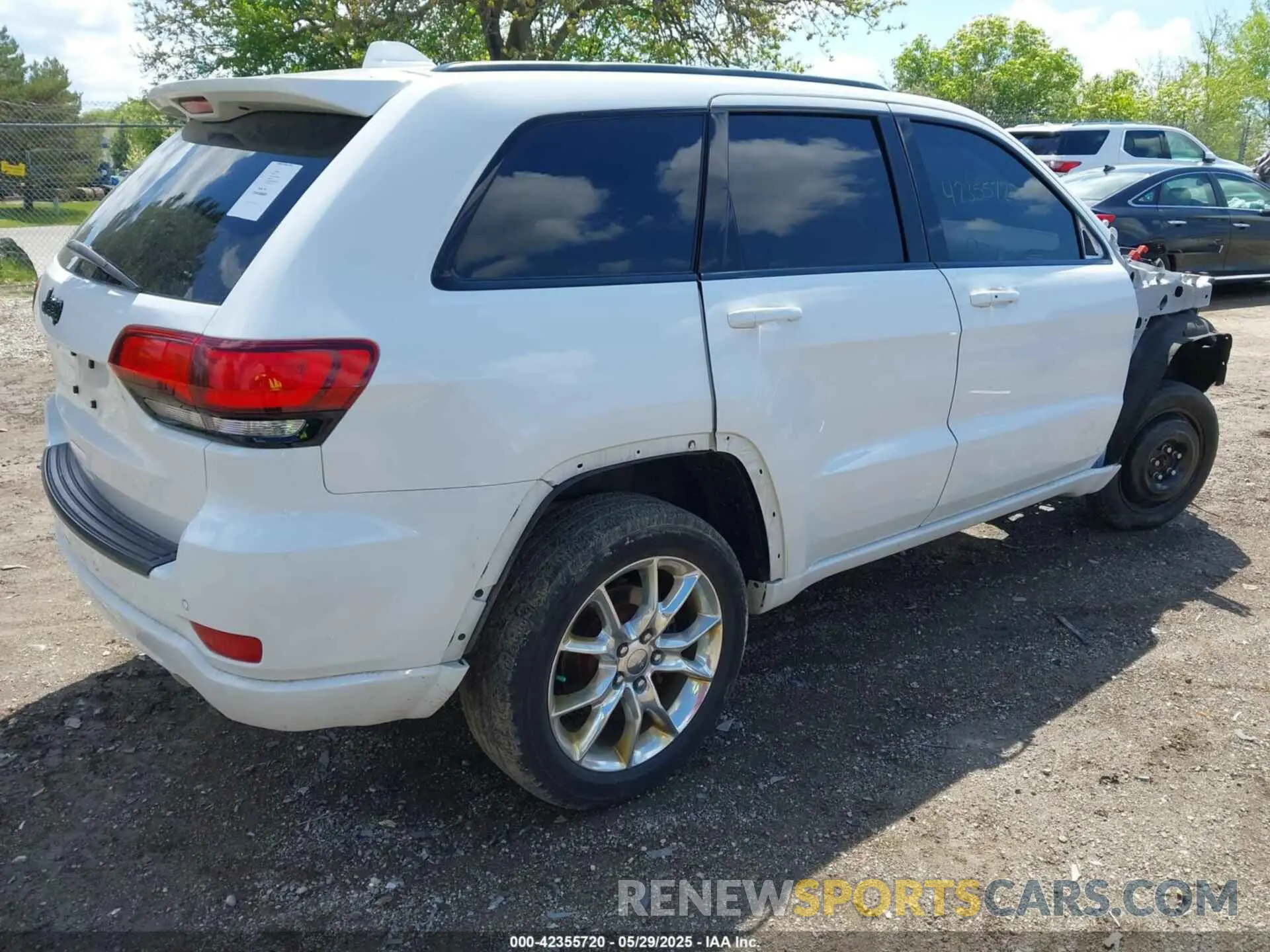 4 Photograph of a damaged car 1C4RJFAG4KC566506 JEEP GRAND CHEROKEE 2019