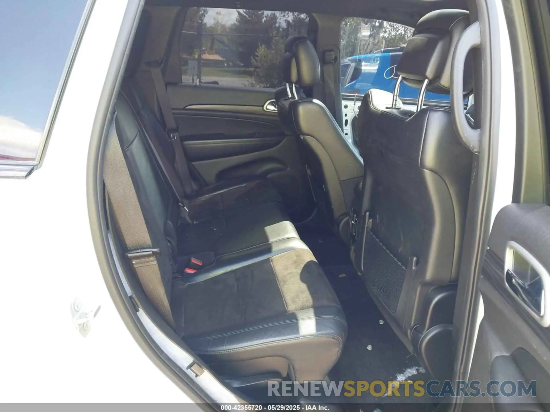 8 Photograph of a damaged car 1C4RJFAG4KC566506 JEEP GRAND CHEROKEE 2019