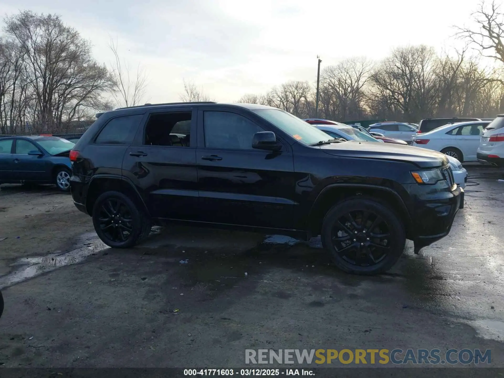 12 Photograph of a damaged car 1C4RJFAG4KC608897 JEEP GRAND CHEROKEE 2019