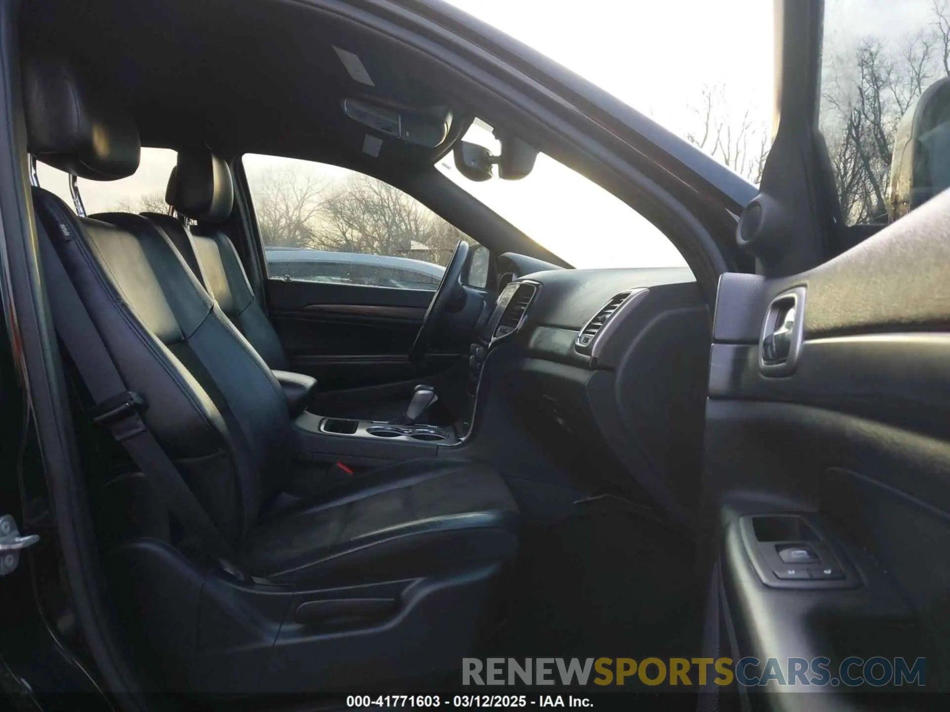 5 Photograph of a damaged car 1C4RJFAG4KC608897 JEEP GRAND CHEROKEE 2019