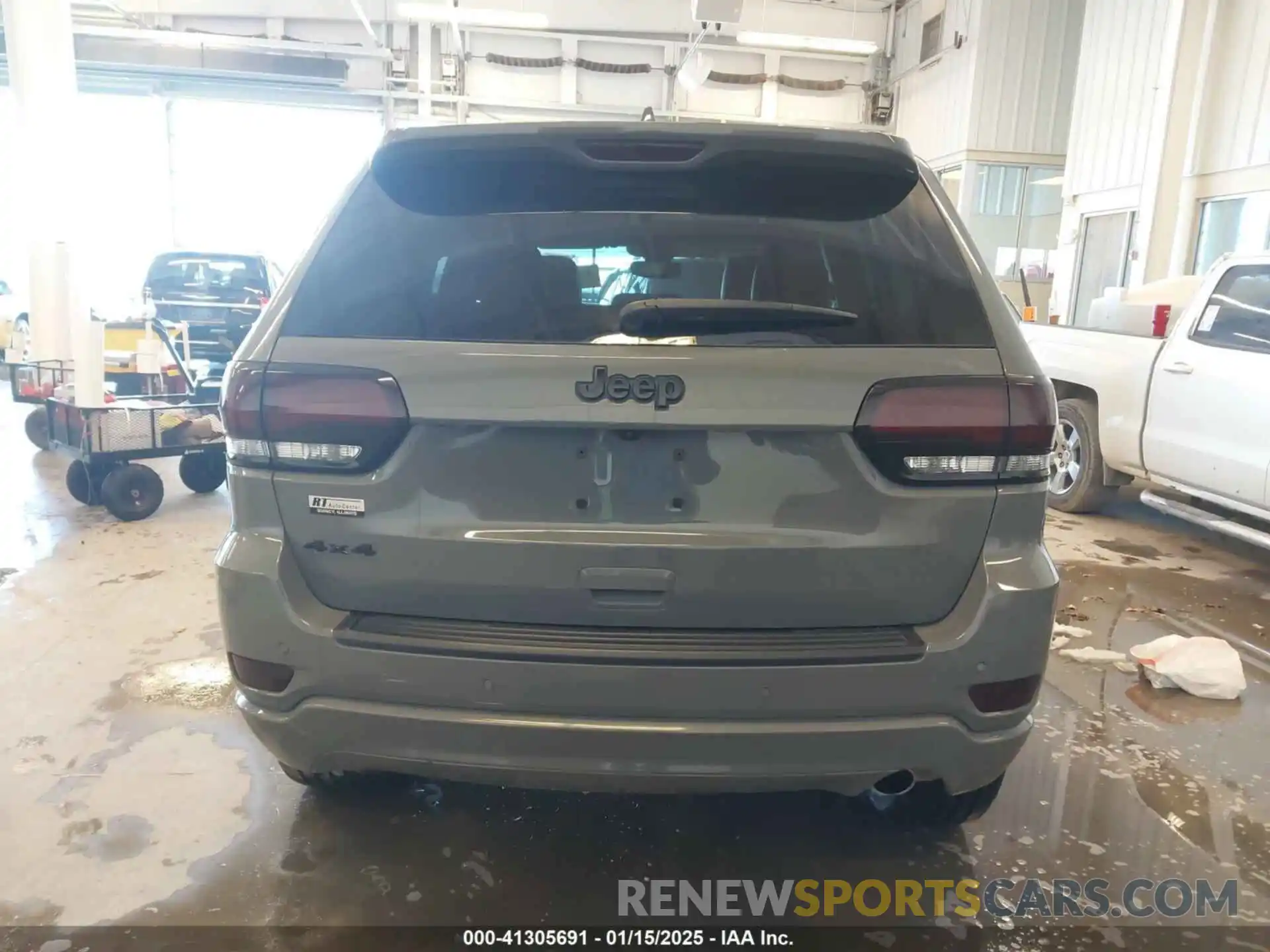 17 Photograph of a damaged car 1C4RJFAG4KC850170 JEEP GRAND CHEROKEE 2019