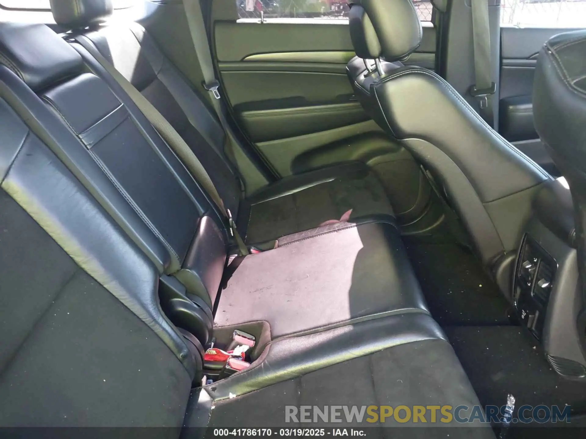 8 Photograph of a damaged car 1C4RJFAG5KC709947 JEEP GRAND CHEROKEE 2019